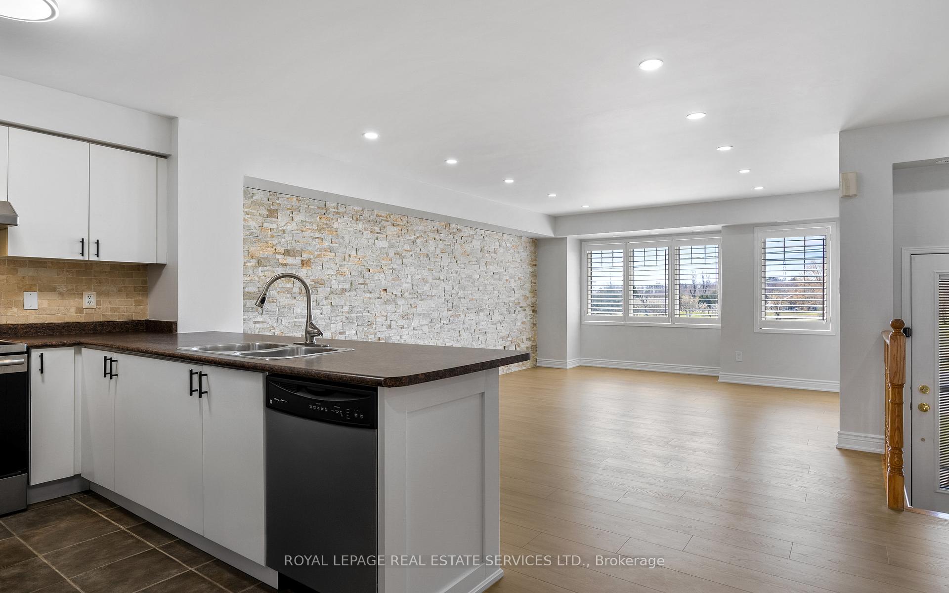 4 Bedrooms Condo at 5025 Ninth, Mississauga For sale