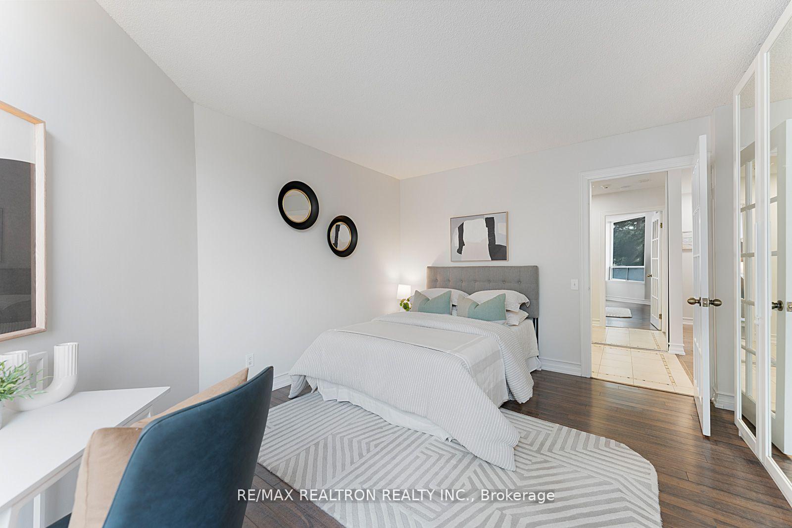 2 Bedrooms Condo at 110 Promenade, Vaughan For sale