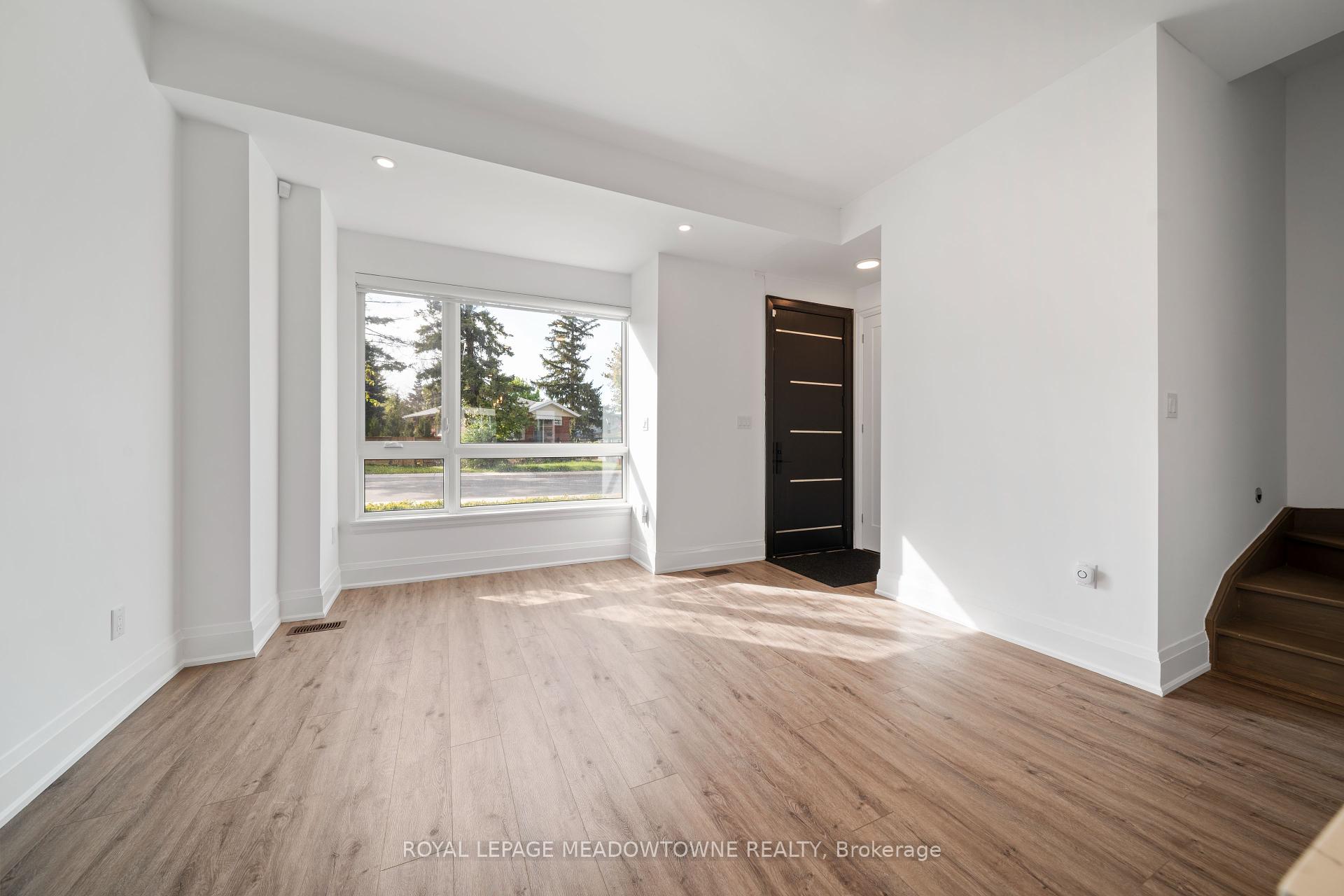4 Bedrooms Condo at 121 High, Mississauga For sale
