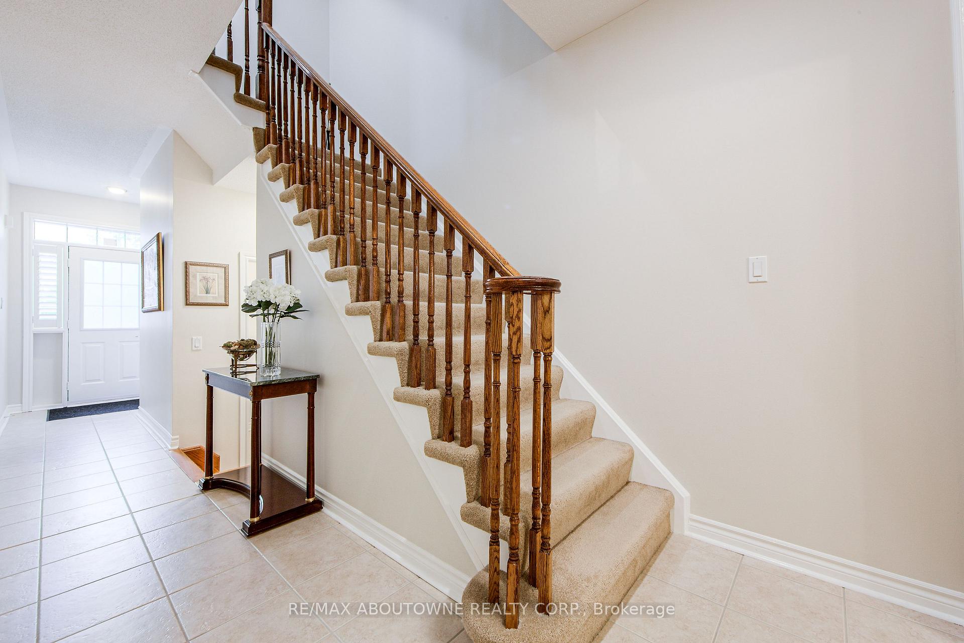 4 Bedrooms Condo at 300 Ravineview, Oakville For sale