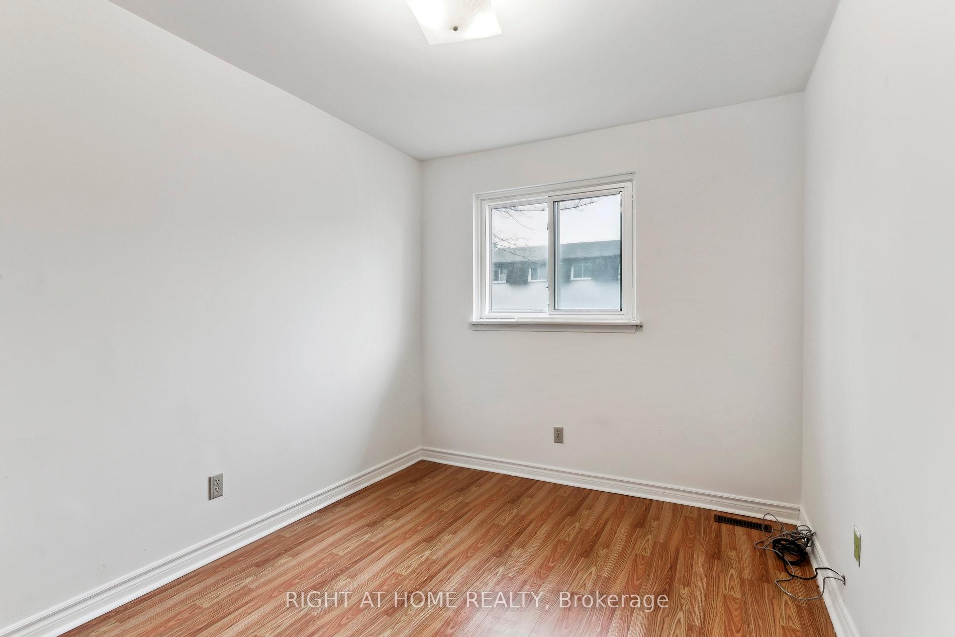 6 Bedrooms Condo at 44 Chester Le, Toronto For sale