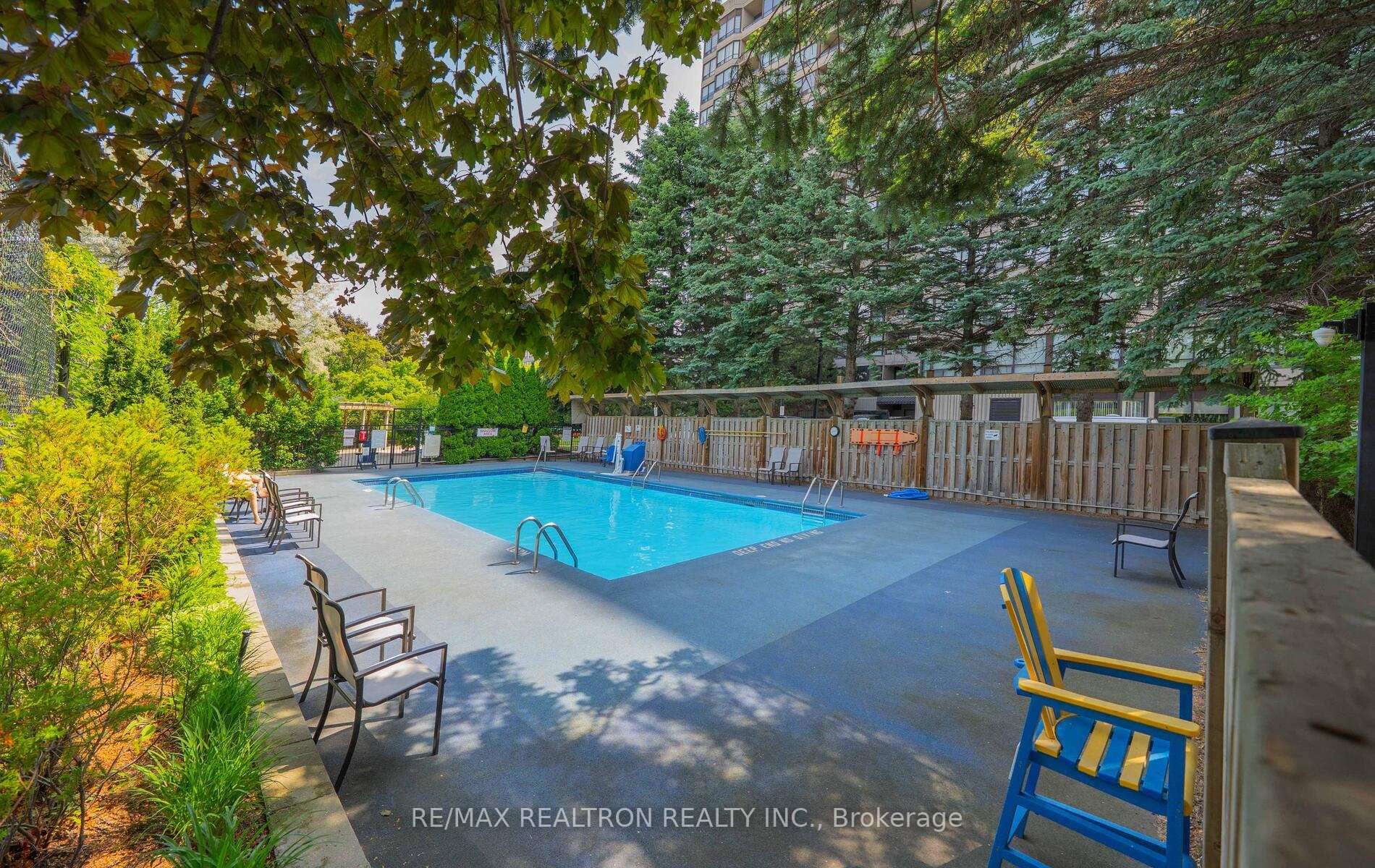 2 Bedrooms Condo at 7420 Bathurst, Vaughan For sale