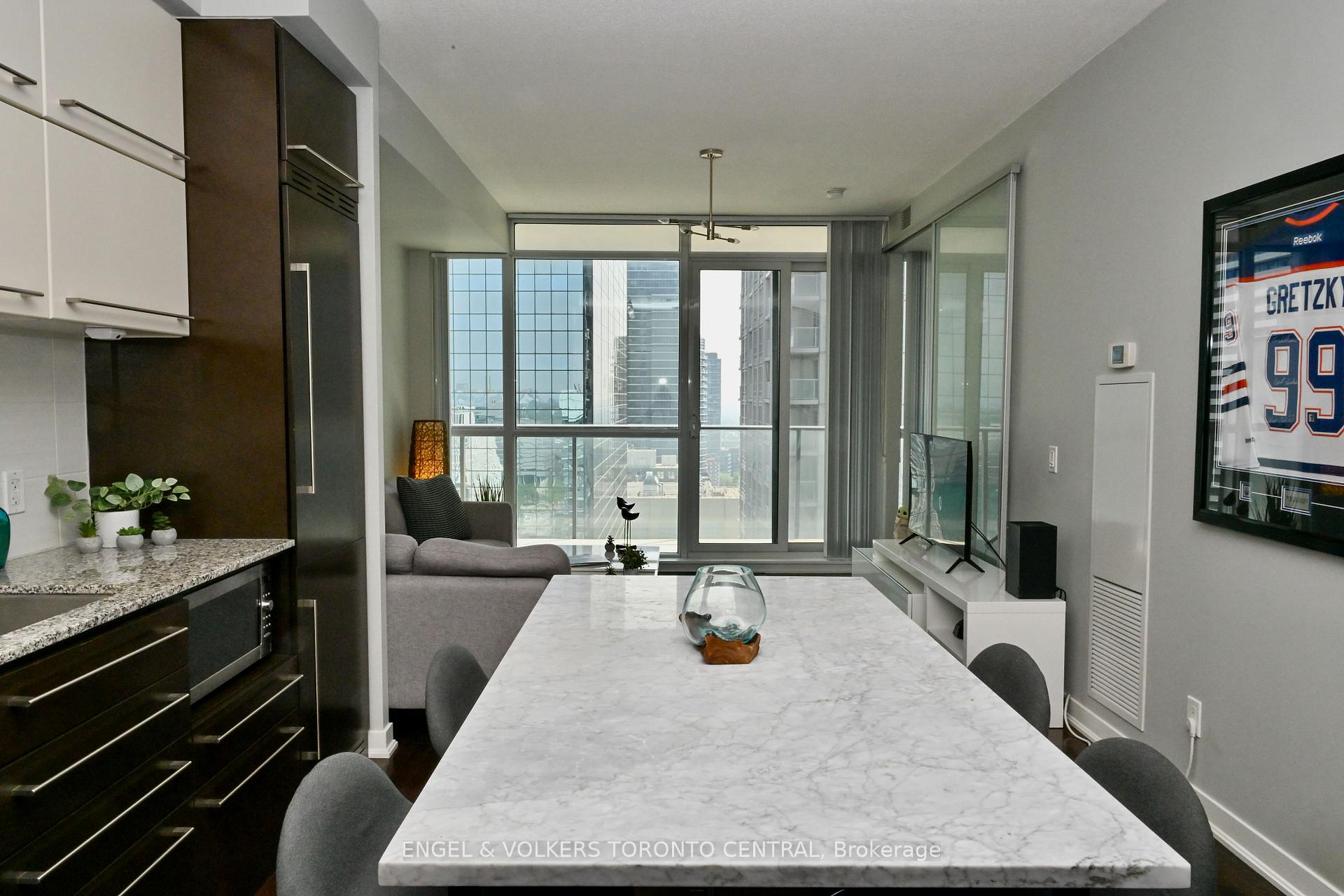 2 Bedrooms Condo at 770 Bay, Toronto For sale