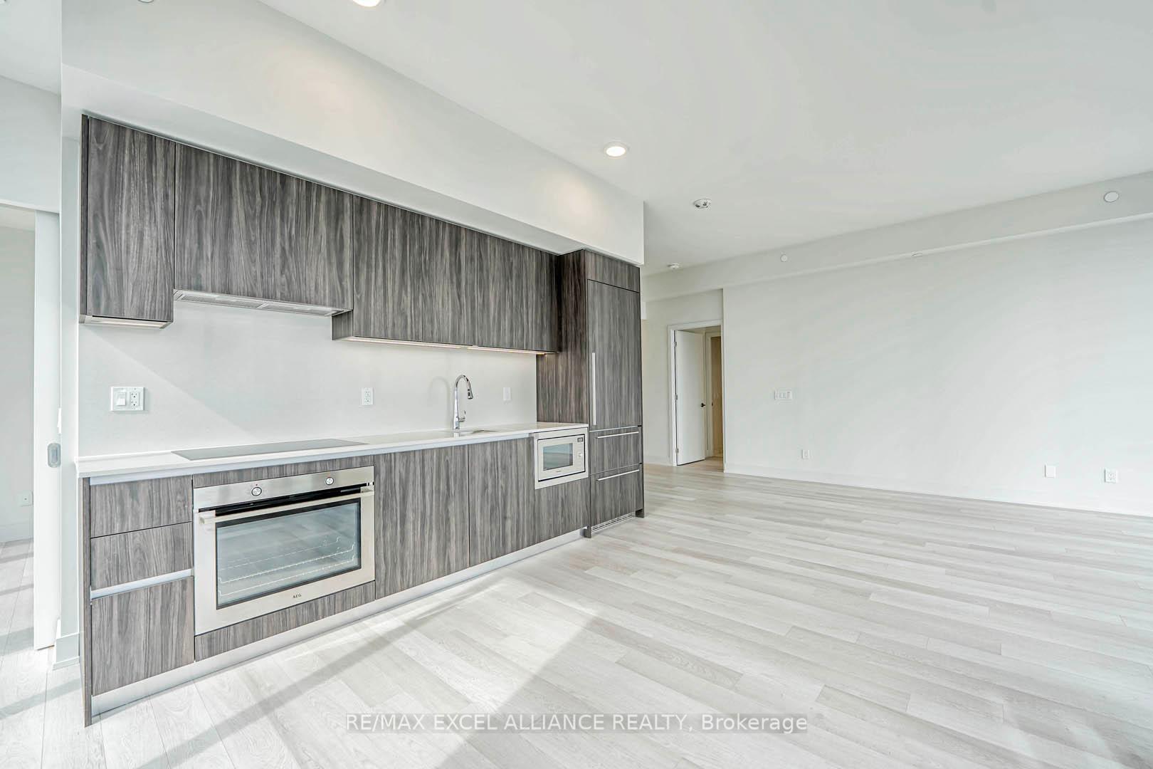 3 Bedrooms Condo at 8 Cumberland,  Toronto For sale