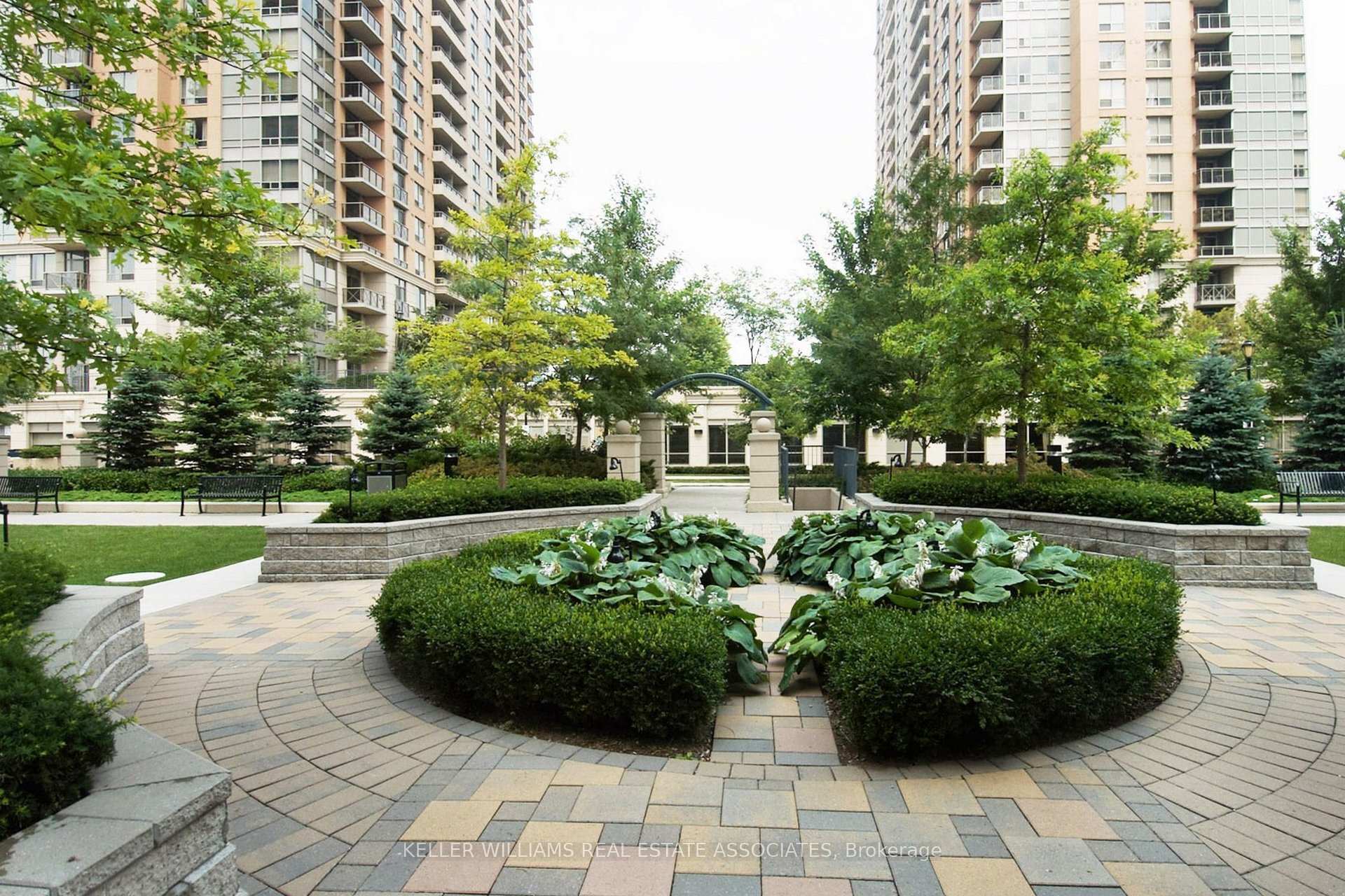2 Bedrooms Condo at 35 Viking, Toronto For sale