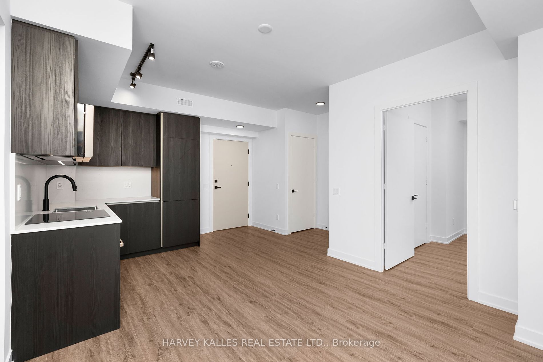 327 King Street W 4504