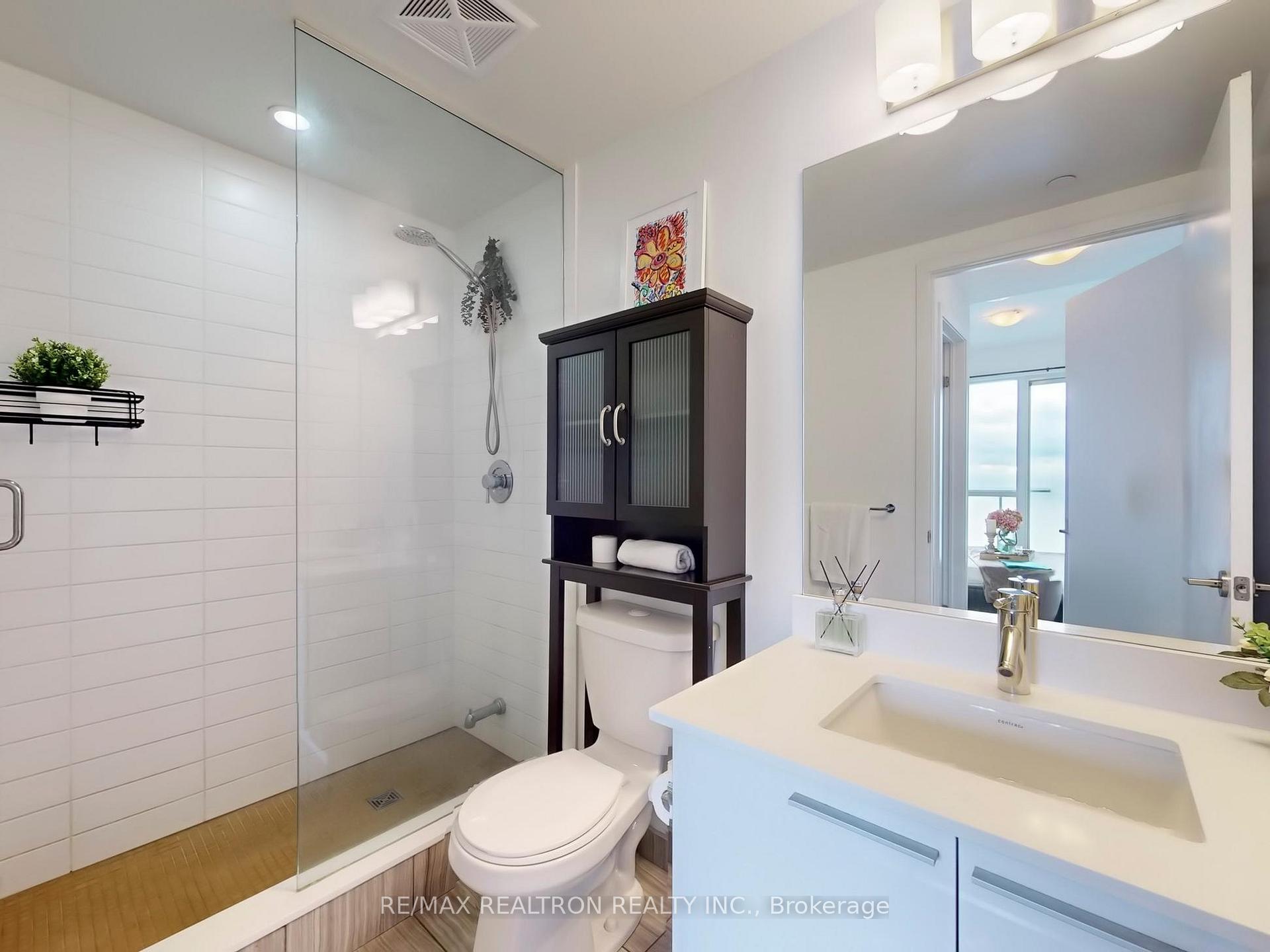 3 Bedrooms Condo at 10 Park Lawn, Toronto For sale
