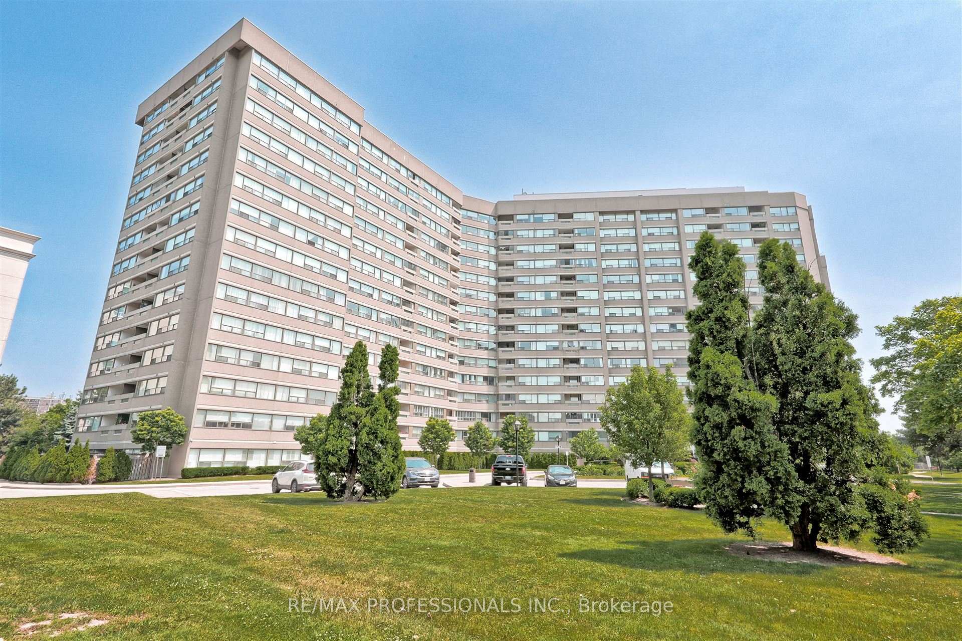 3 Bedrooms Condo at 475 The West Mall, Toronto For sale