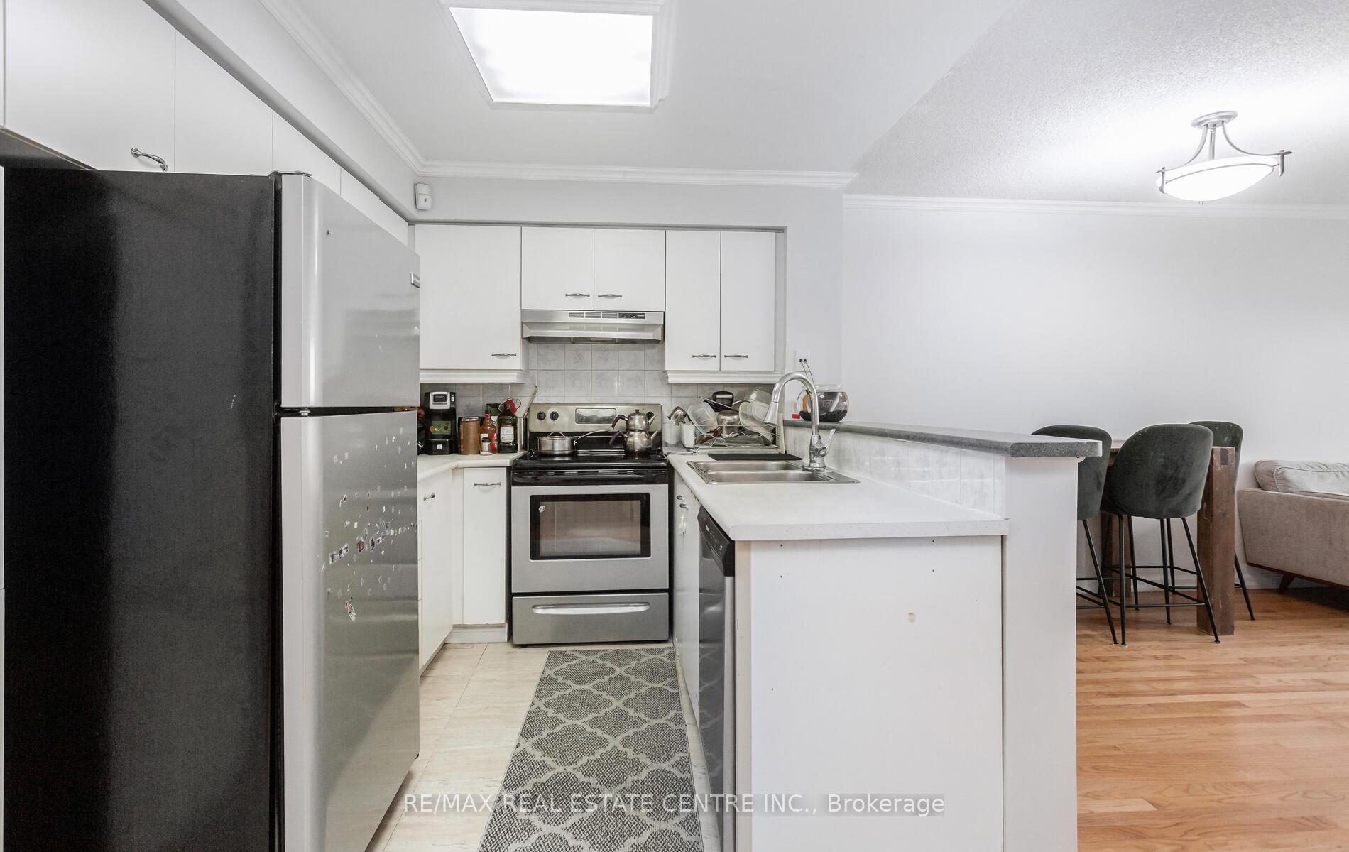 3 Bedrooms Condo at 45 Bristol,  Mississauga For sale
