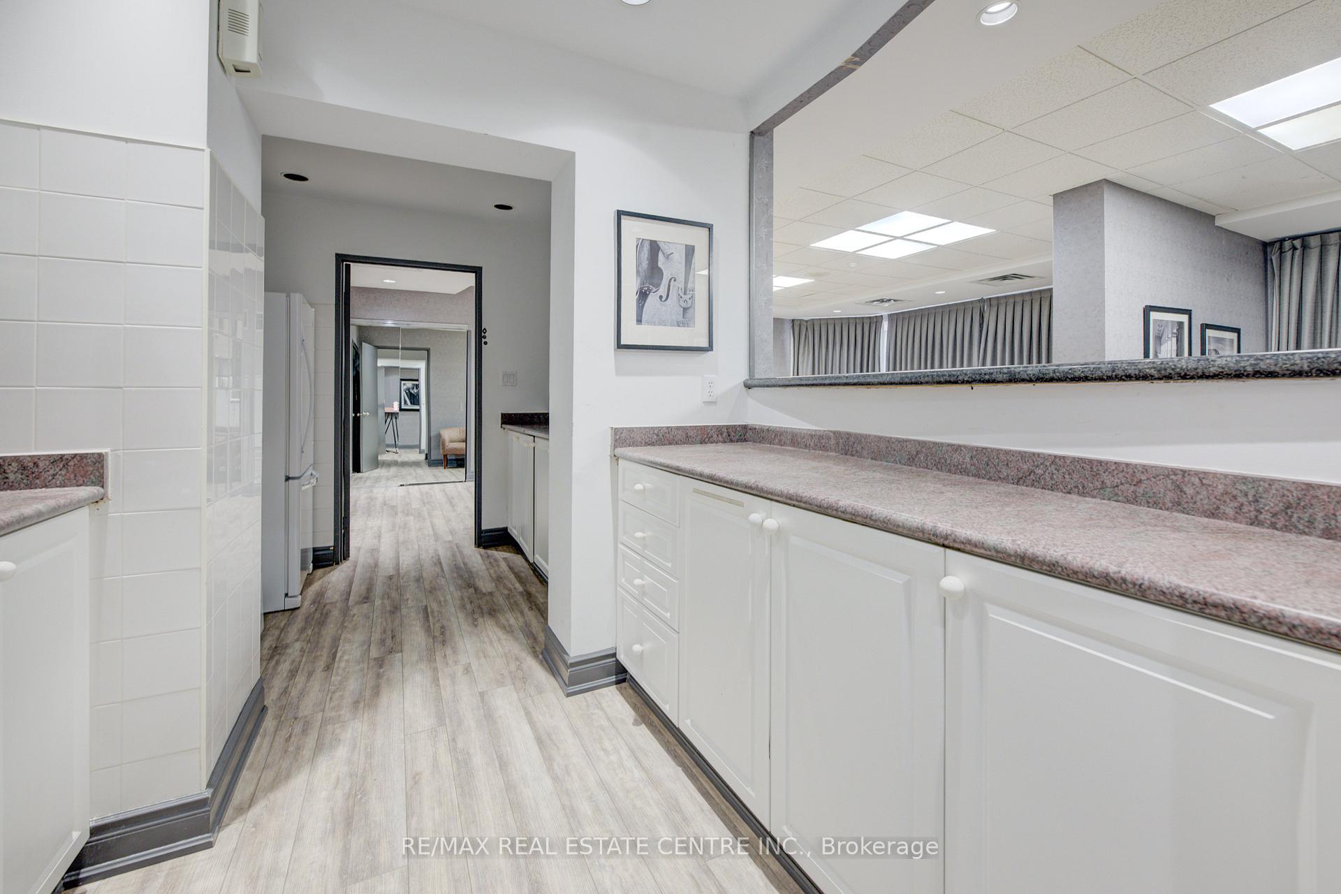 2 Bedrooms Condo at 135 Hillcrest, Mississauga For sale