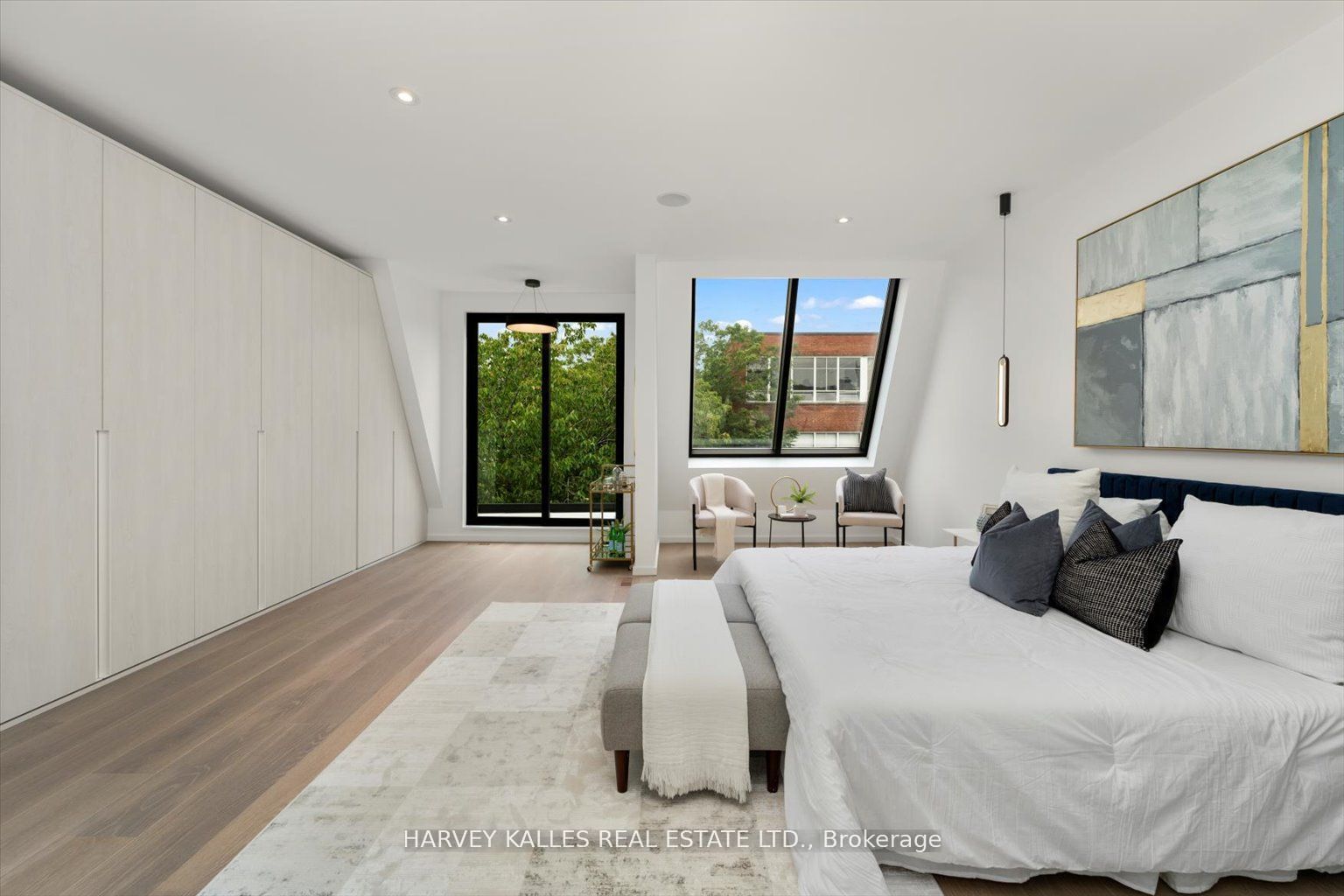 697 Richmond Street W