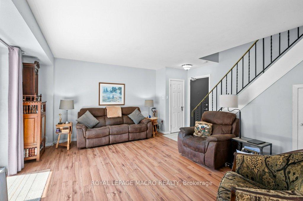 2 Bedrooms Condo at 483 Claridge, Burlington For sale