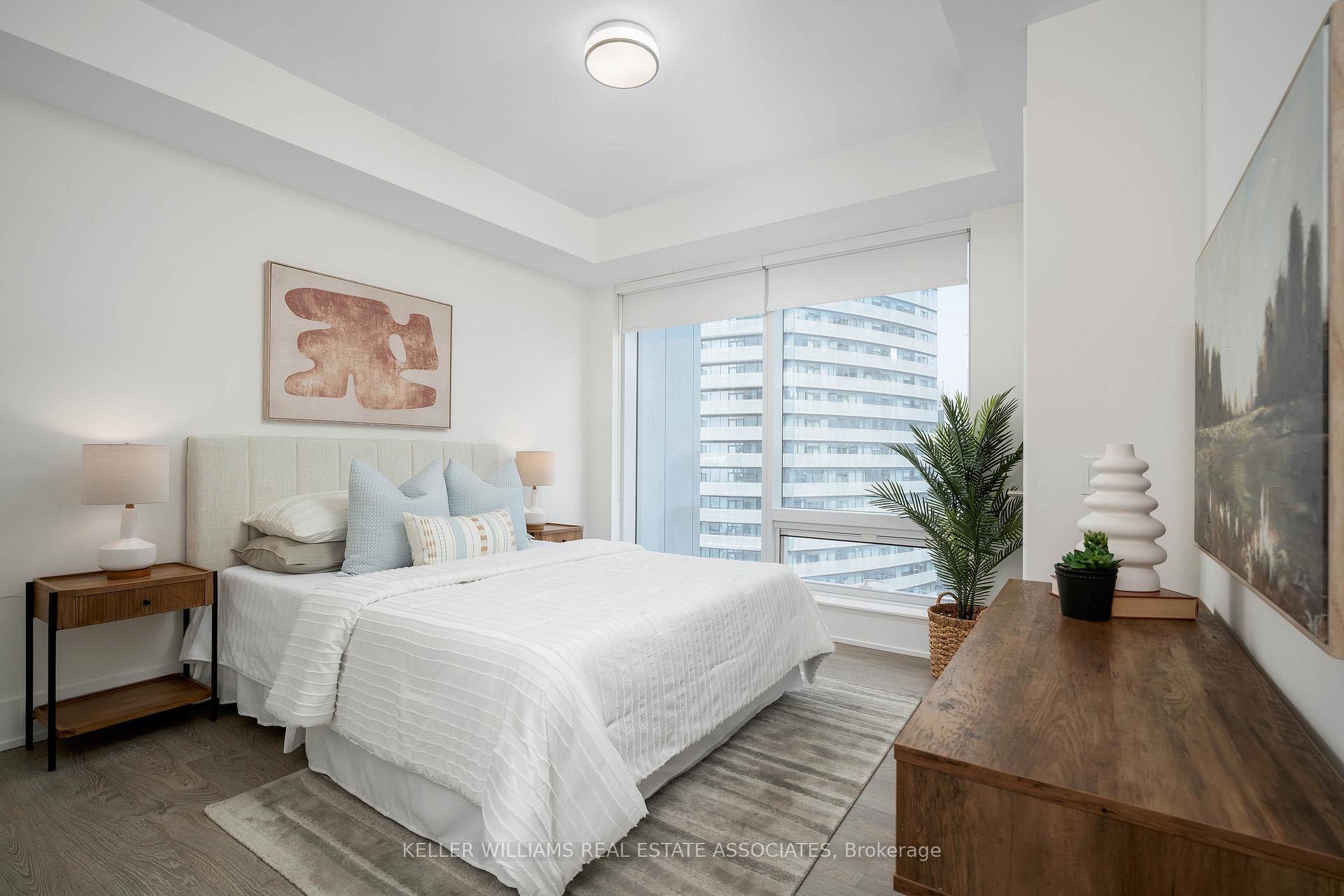 2 Bedrooms Condo at 10 York, Toronto For sale