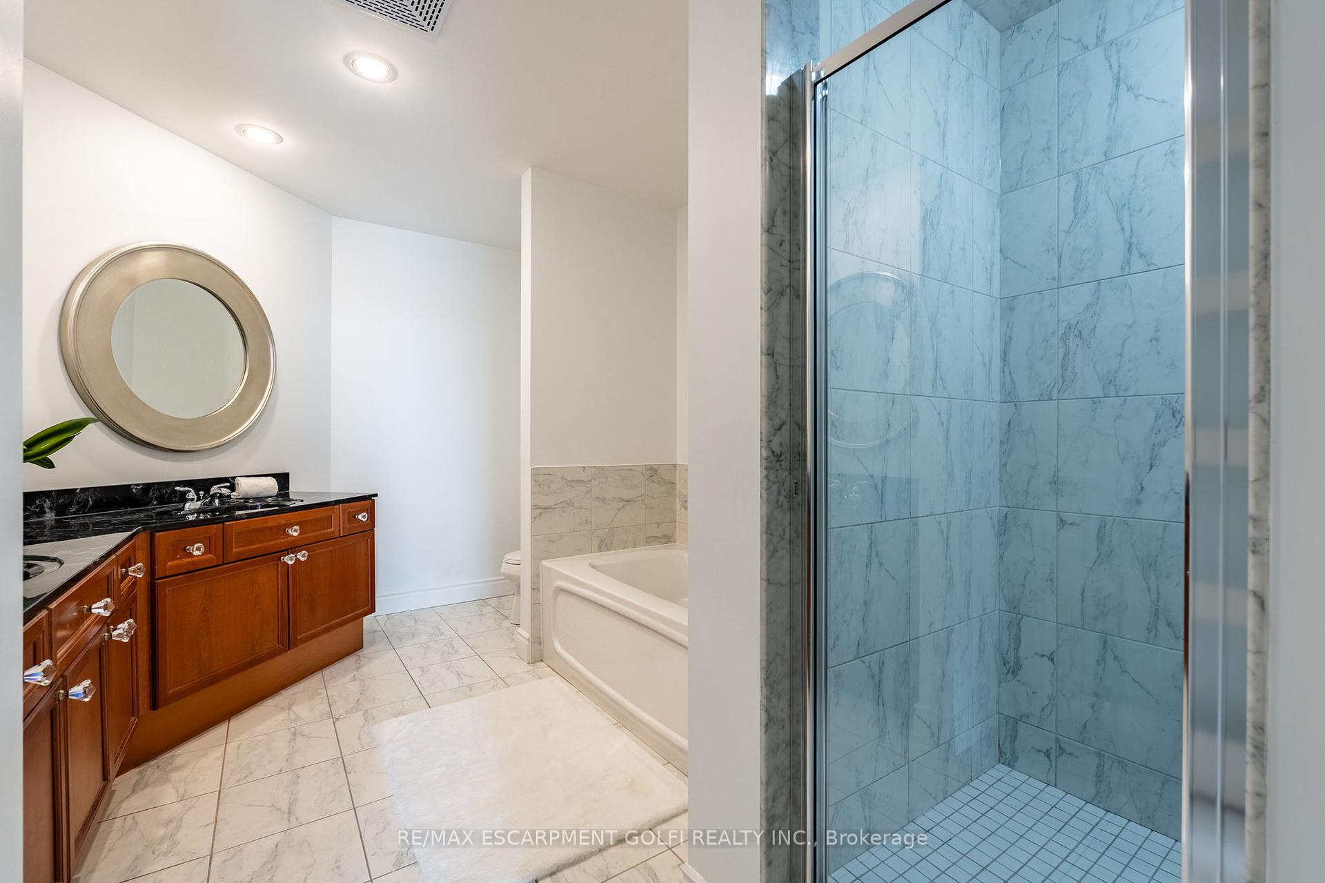 2 Bedrooms Condo at 1477 Lakeshore, Burlington For sale