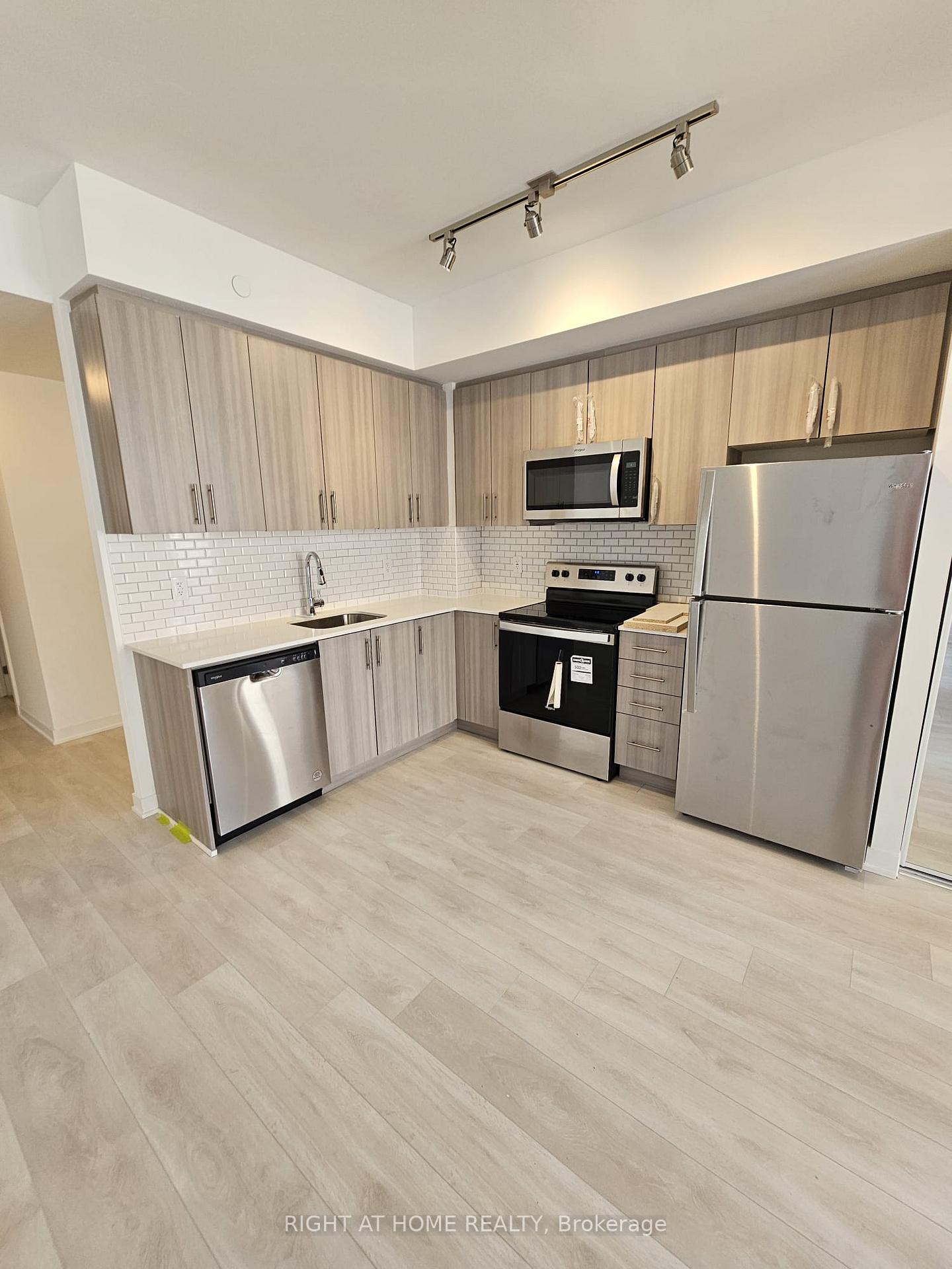 3 Bedrooms Condo at 4017 Hickory, Mississauga For sale