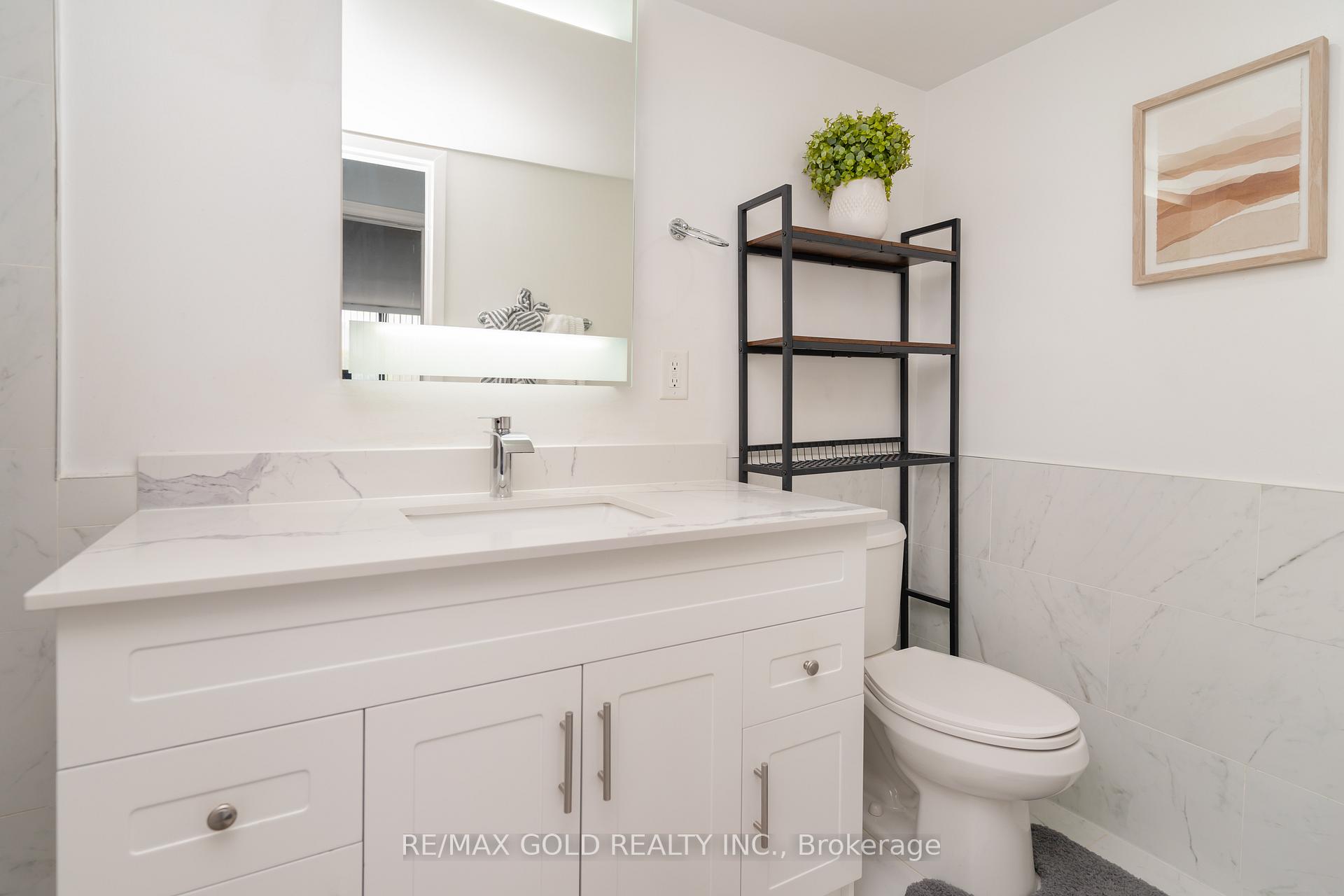 3 Bedrooms Condo at 25 Agnes, Mississauga For sale