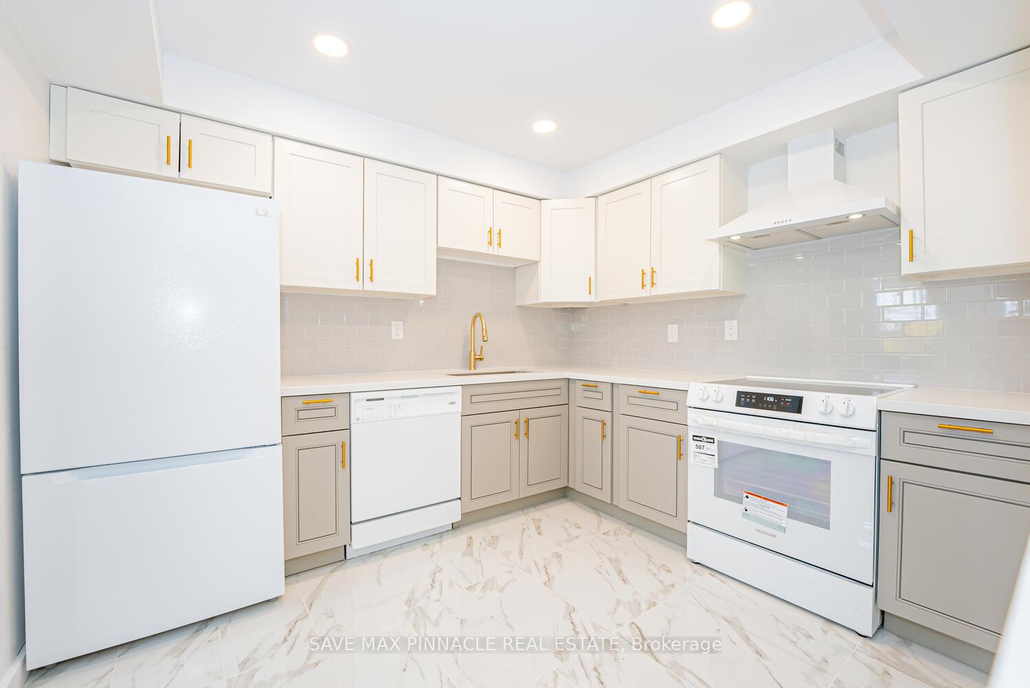 4 Bedrooms Condo at 2120 Rathburn,  Mississauga For sale