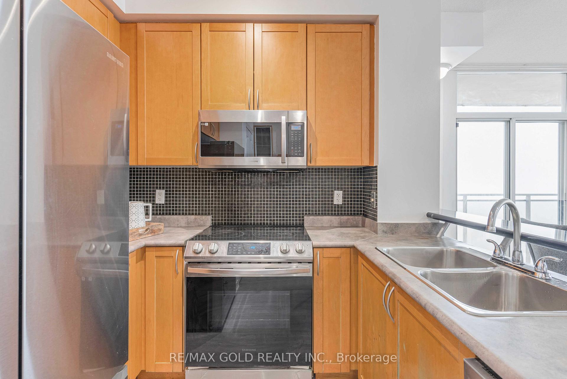 3 Bedrooms Condo at 3939 Duke Of York, Mississauga For sale