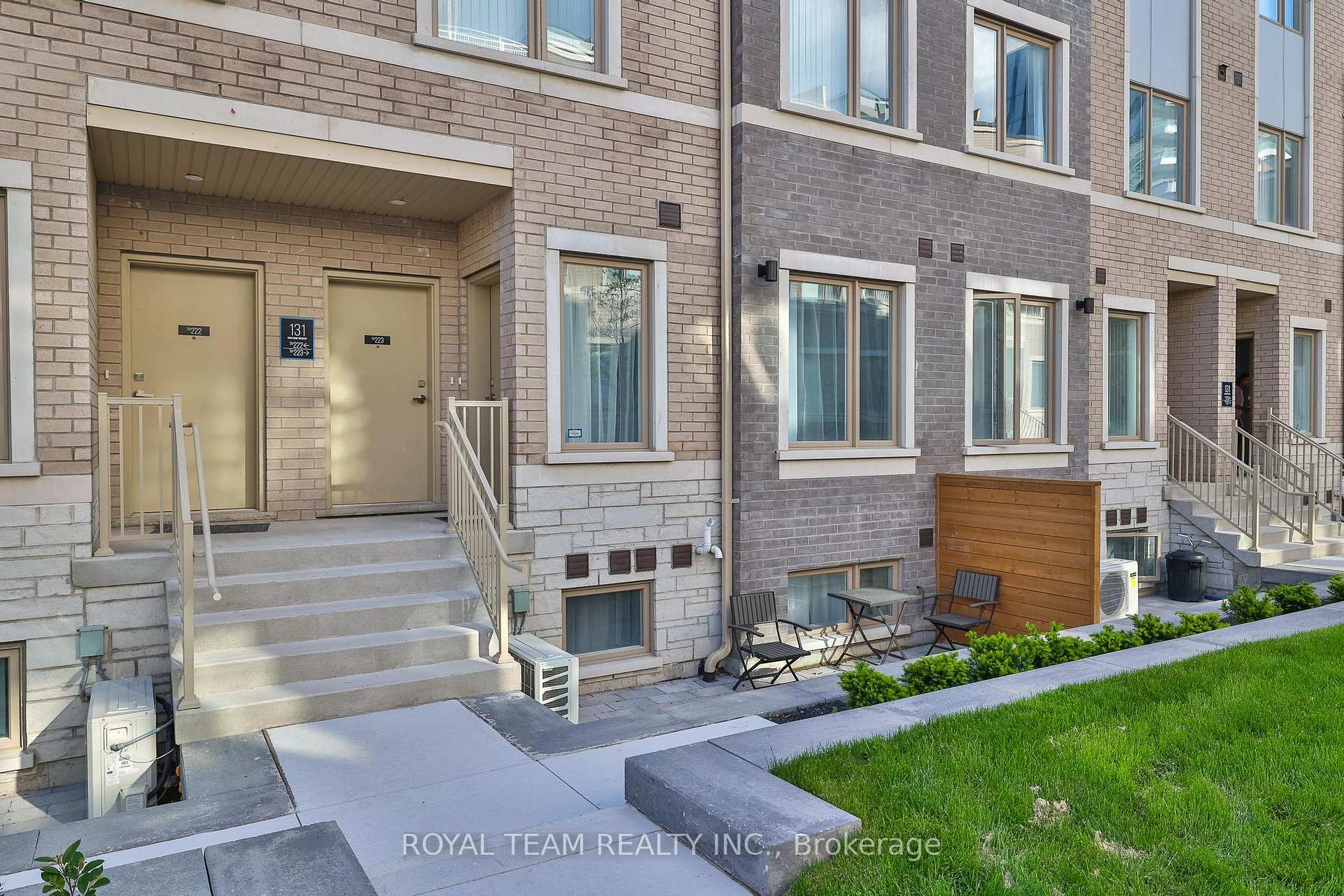 2 Bedrooms Condo at 131 Honeycrisp, Vaughan For sale