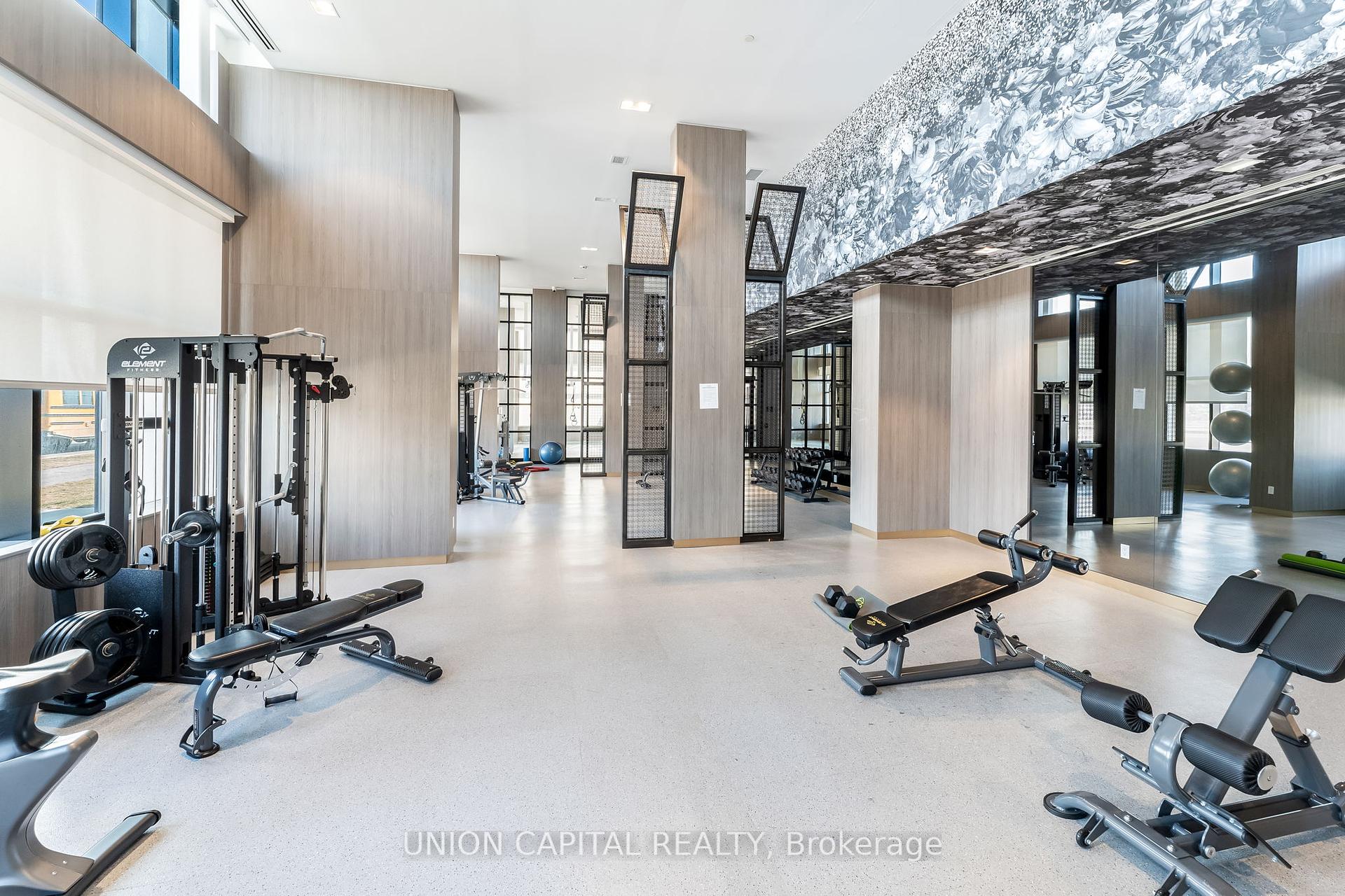 2 Bedrooms Condo at 405 Dundas, Oakville For sale