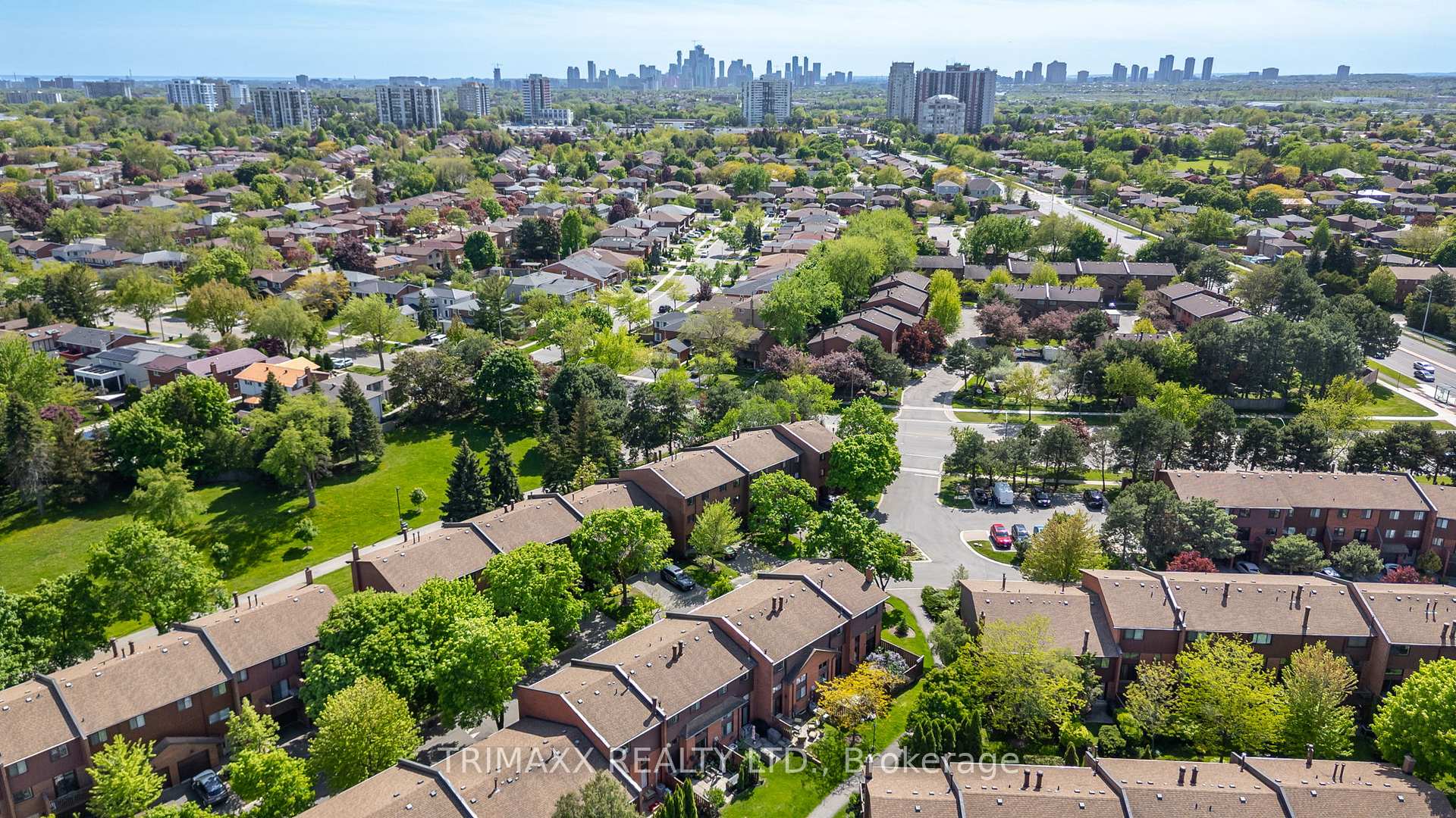 4 Bedrooms Condo at 4165 Fieldgate, Mississauga For sale