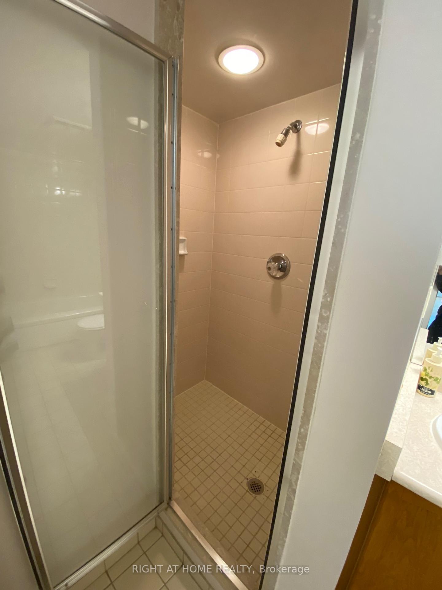 3 Bedrooms Condo at 330 Rathburn, Mississauga For sale