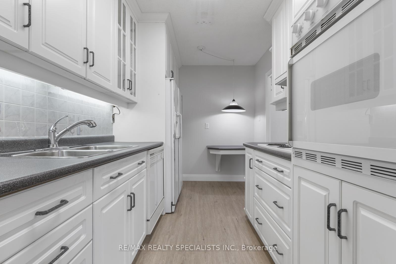 2 Bedrooms Condo at 2929 Aquitaine, Mississauga For sale