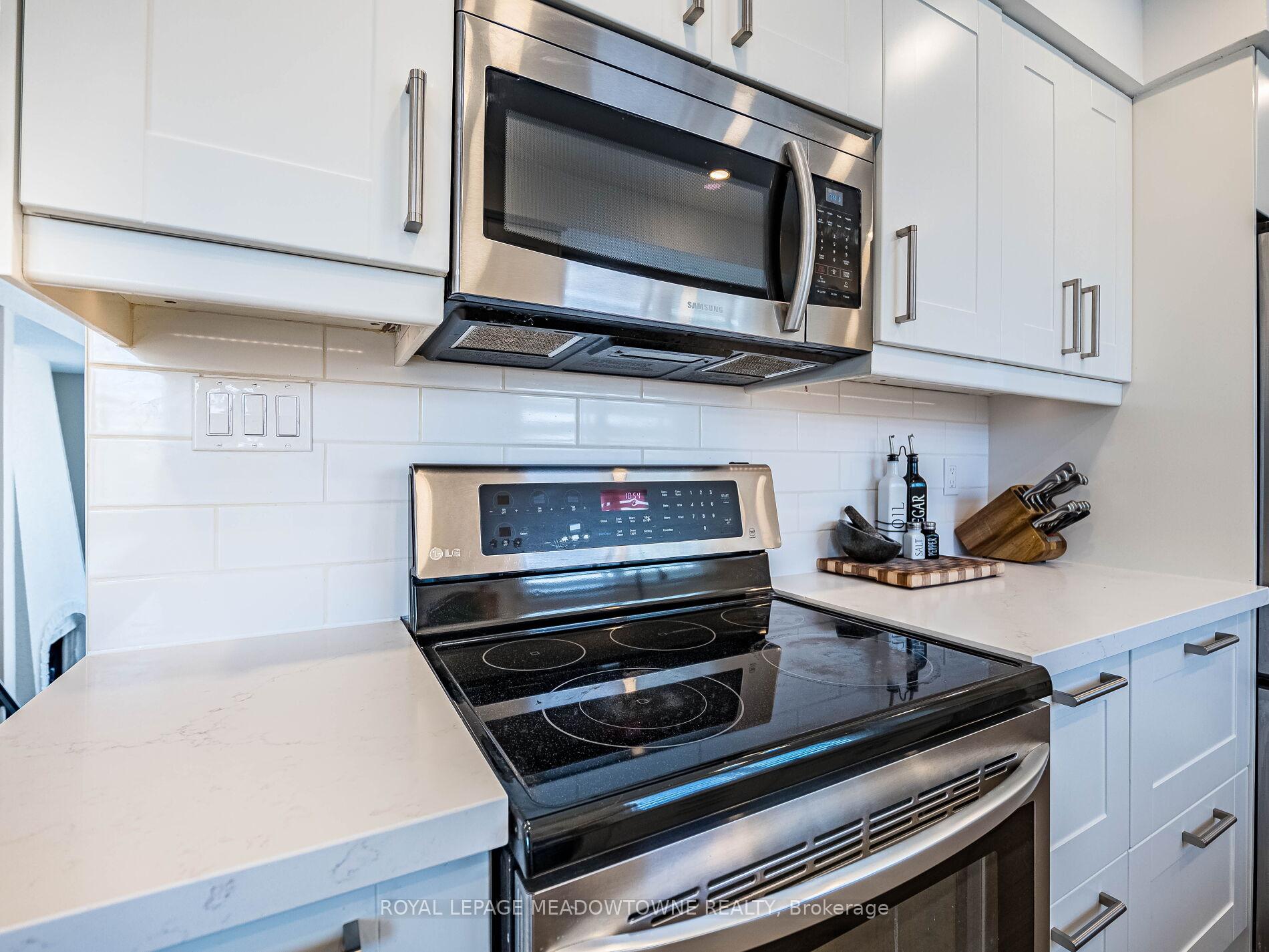 3 Bedrooms Condo at 6780 Formentera, Mississauga For sale