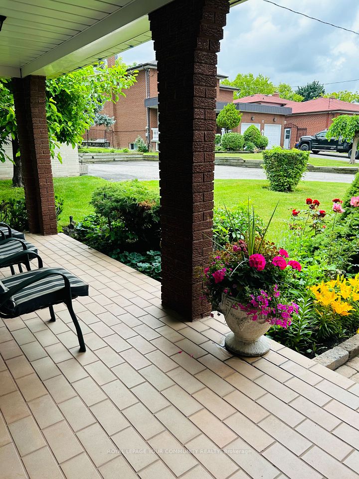 21 Disan Court, Toronto, ON M9V 4A5