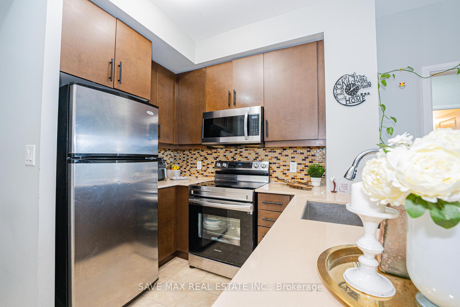 2 Bedrooms Condo at 60 Absolute, Mississauga For sale
