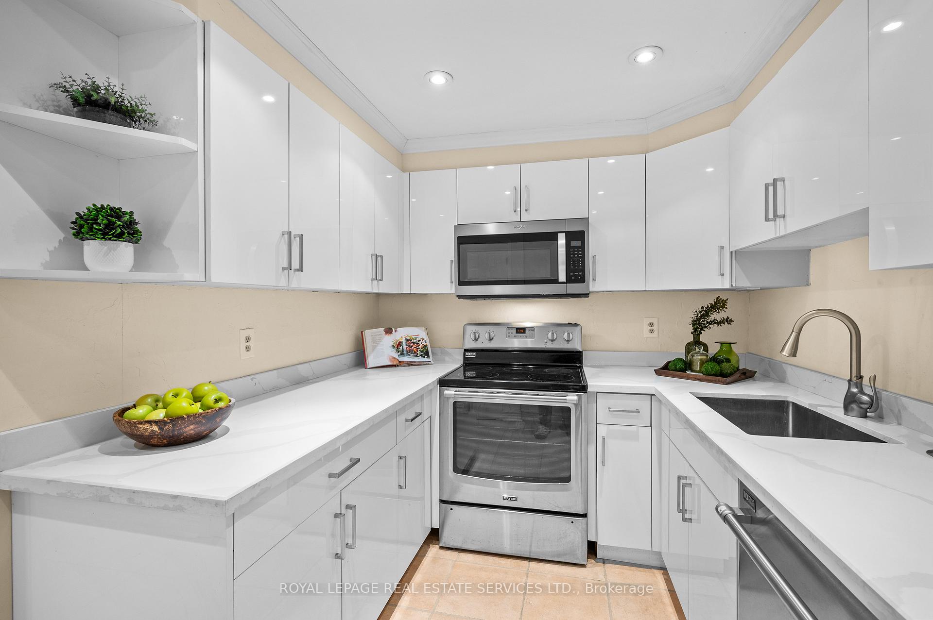 2 Bedrooms Condo at 102 Bronte,  Oakville For sale