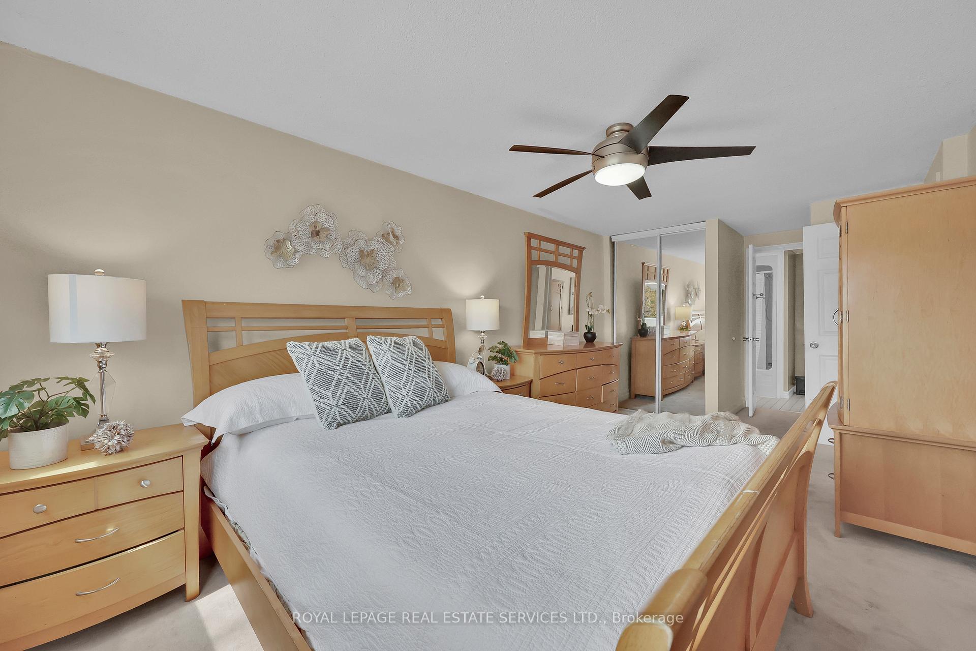 3 Bedrooms Condo at 3125 Fifth, Mississauga For sale