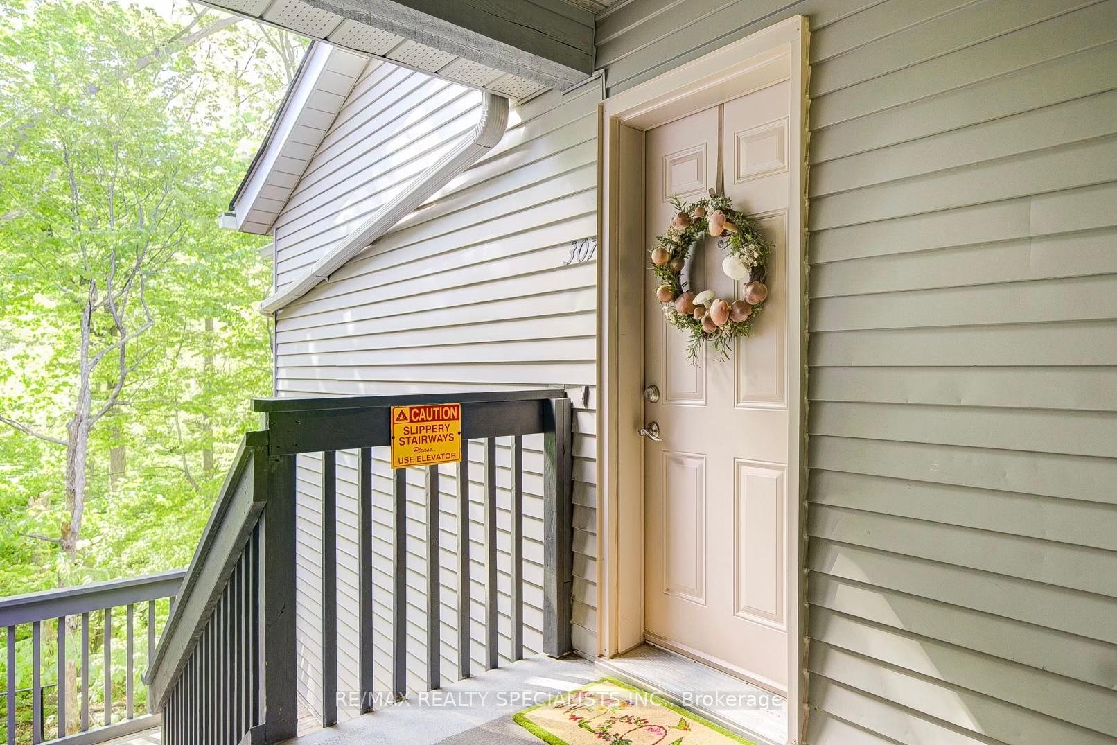 2 Bedrooms Condo at 2030 Cleaver, Burlington For sale