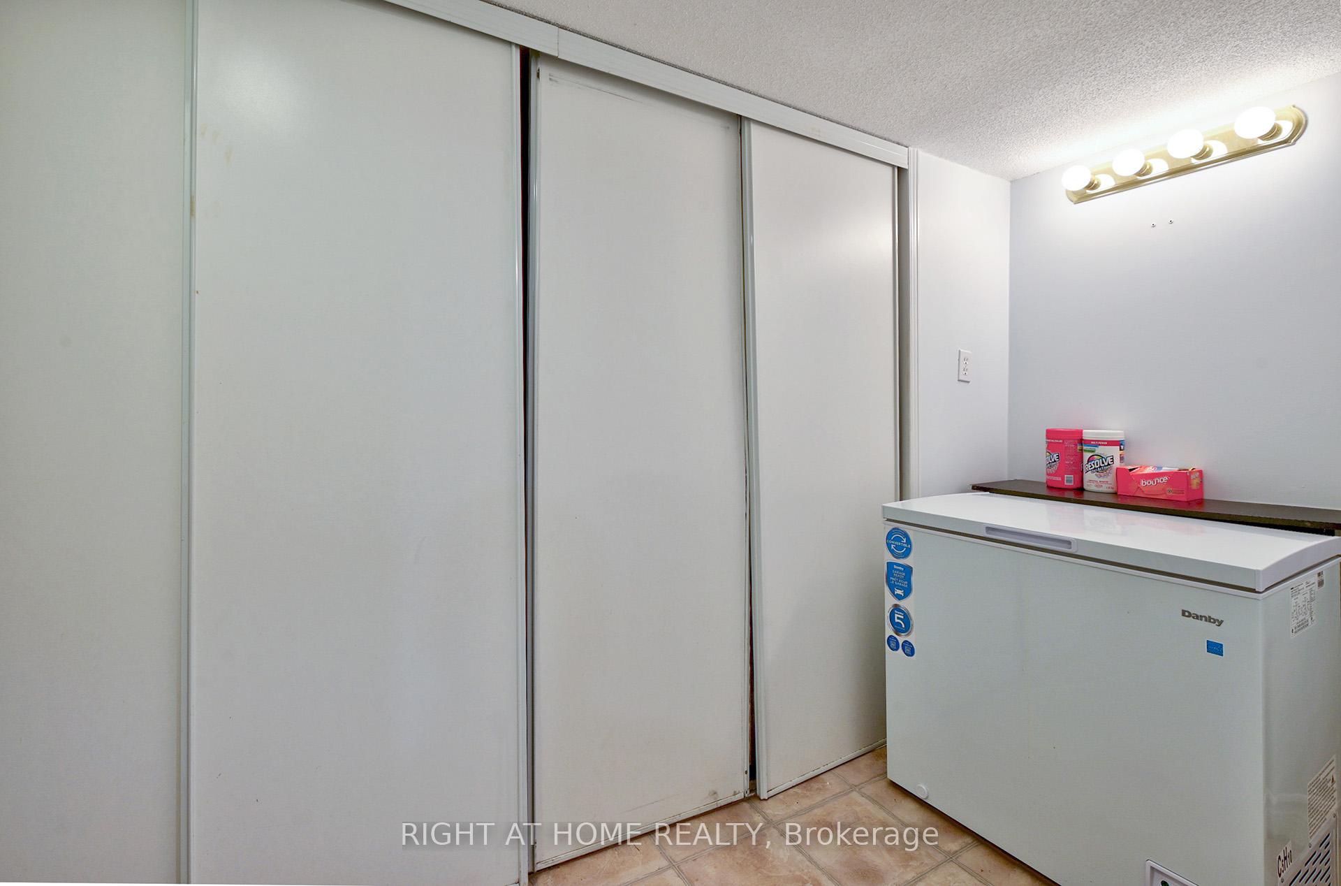 3 Bedrooms Condo at 4600 Kimbermount, Mississauga For sale