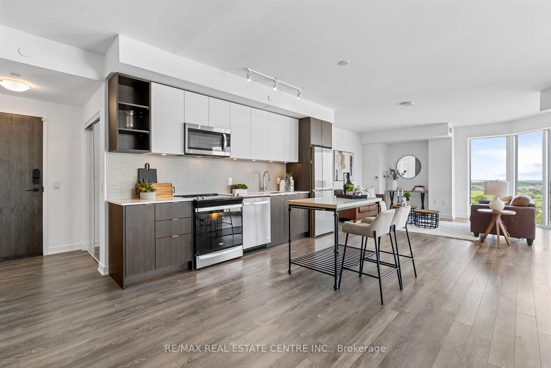 3 Bedrooms Condo at 100 Eagle Rock, Vaughan For sale