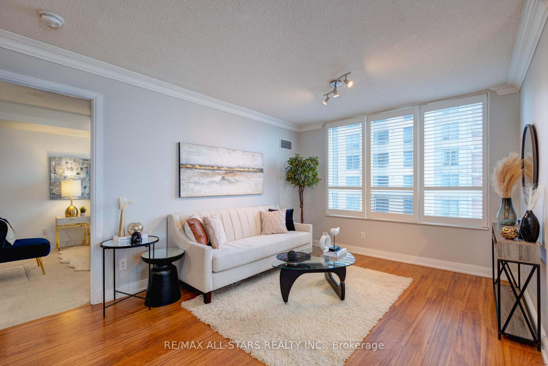 2 Bedrooms Condo at 35 Viking, Toronto For sale