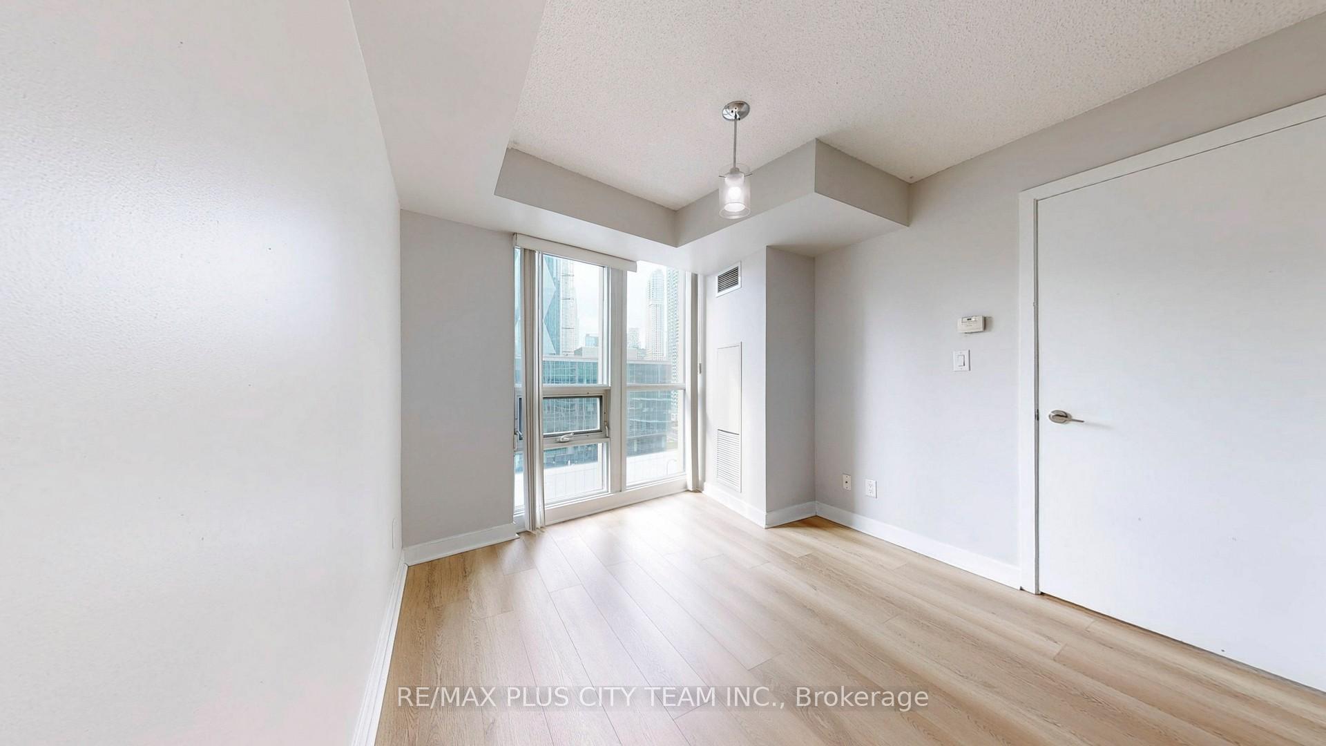 2 Bedrooms Condo at 18 Harbour, Toronto For sale