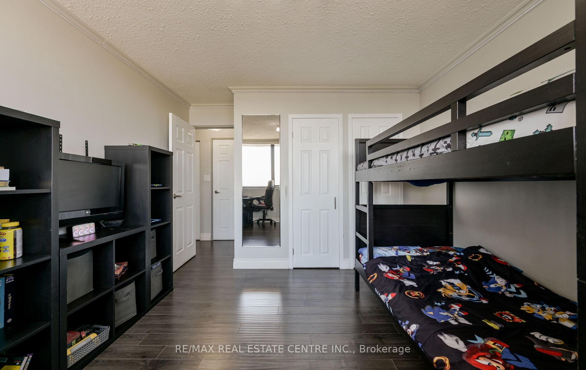 3 Bedrooms Condo at 200 Robert Speck, Mississauga For sale