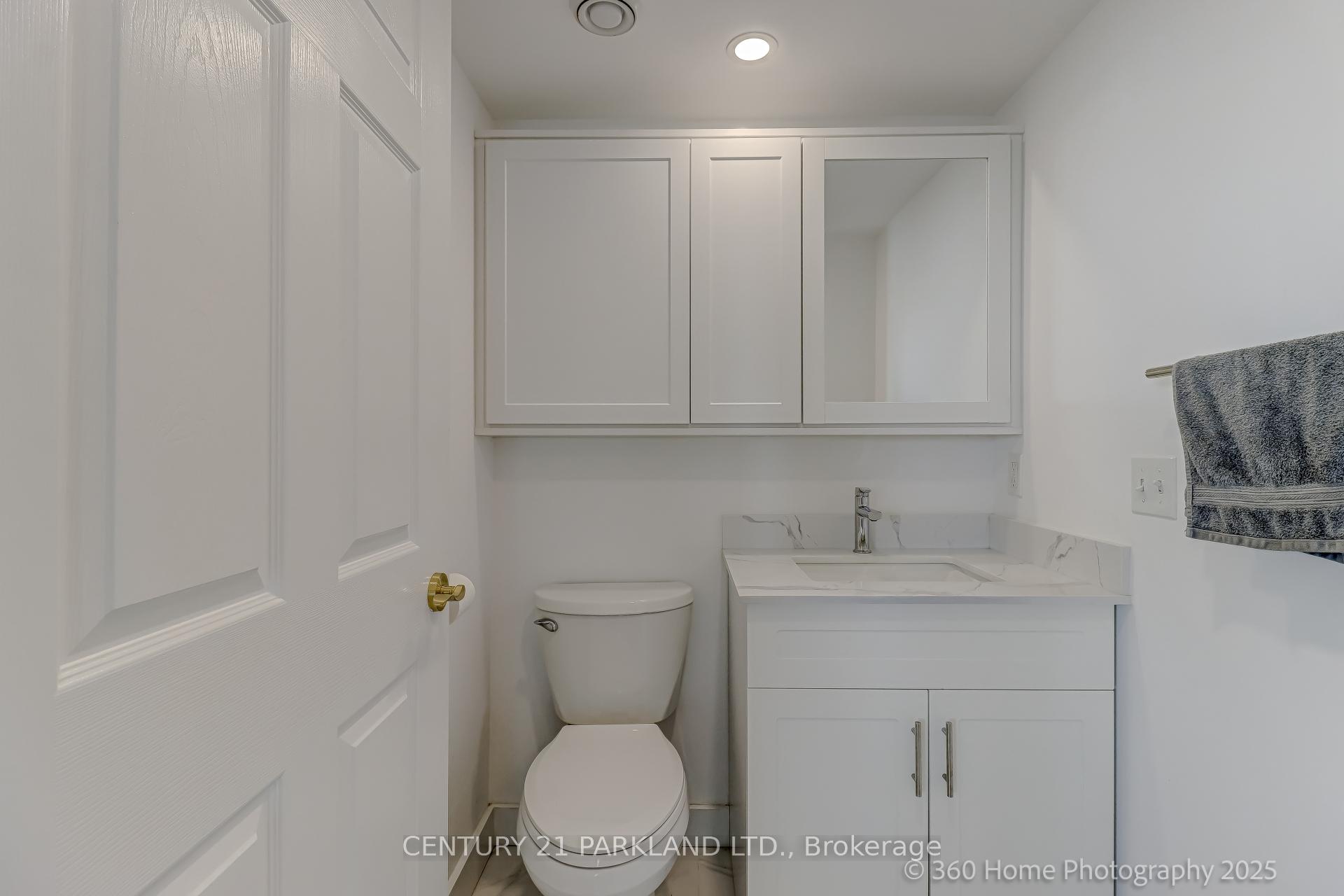 2 Bedrooms Condo at 30 Grand Trunk, Toronto For sale