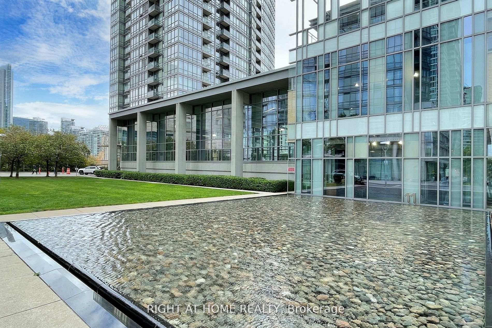 2 Bedrooms Condo at 5 Mariner, Toronto For sale