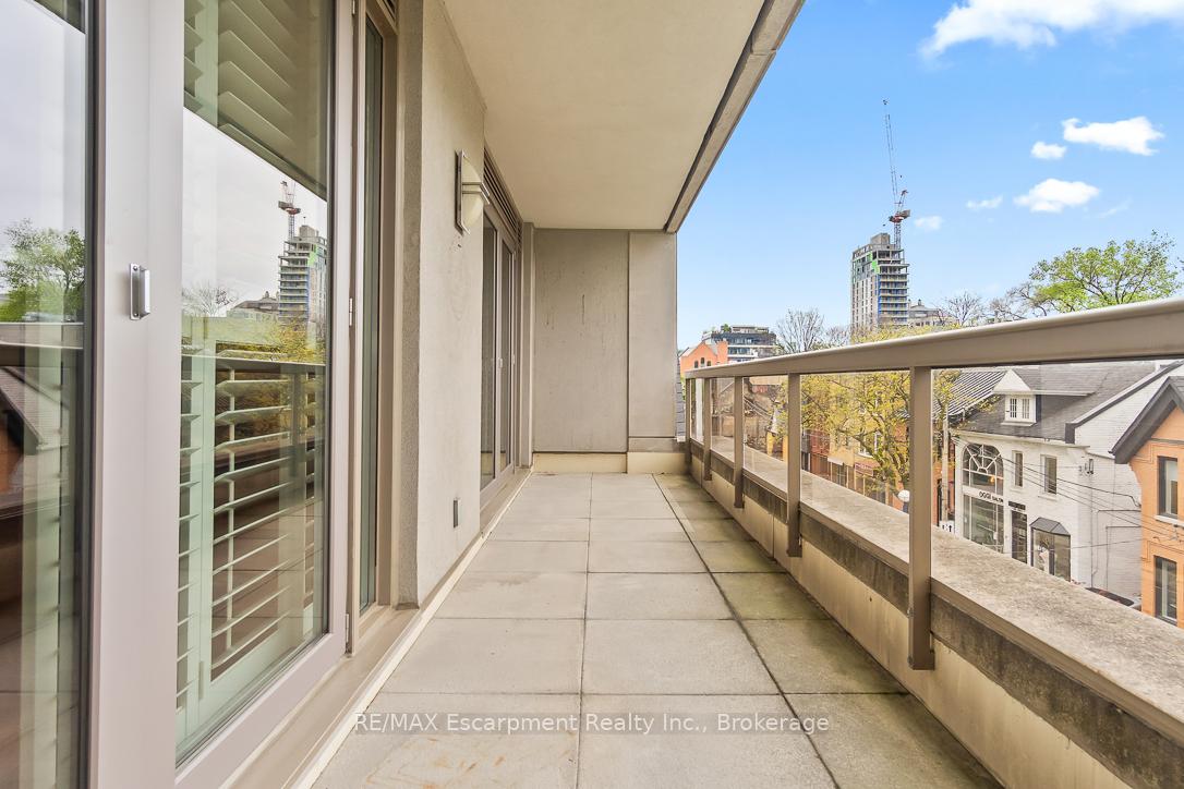 3 Bedrooms Condo at 68 Yorkville, Toronto For sale