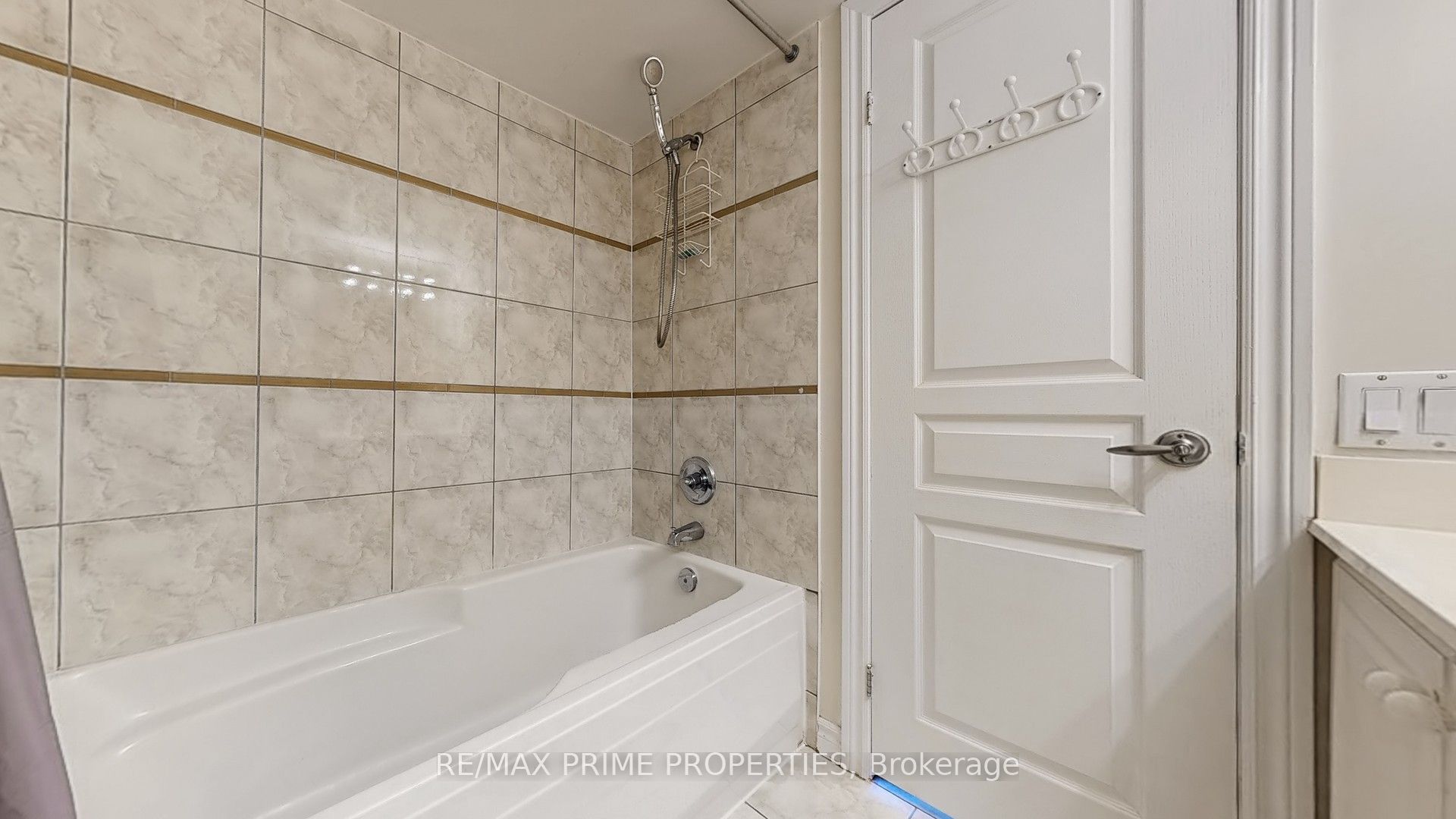 9015 Leslie Street, #301