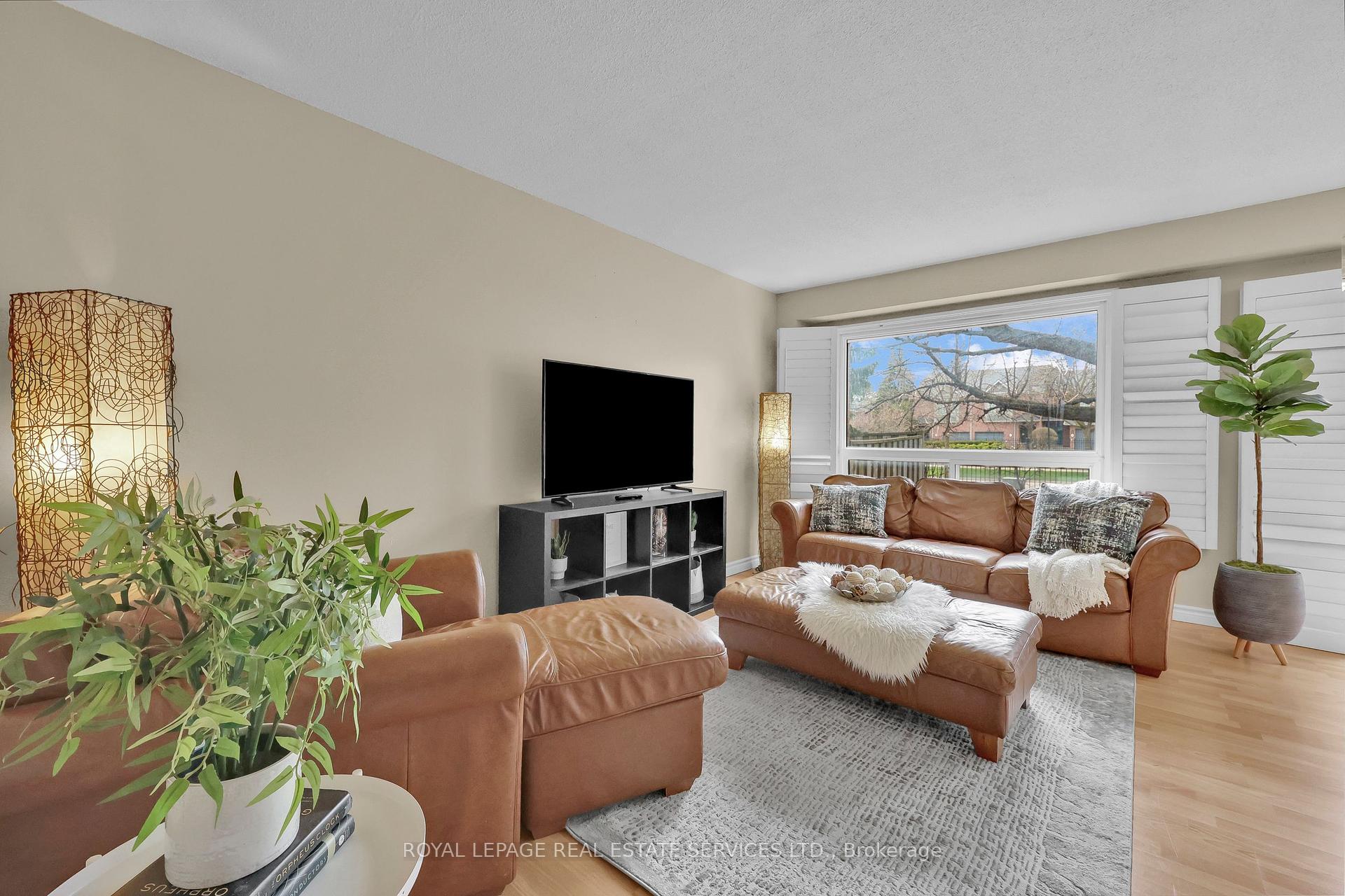3 Bedrooms Condo at 3125 Fifth, Mississauga For sale