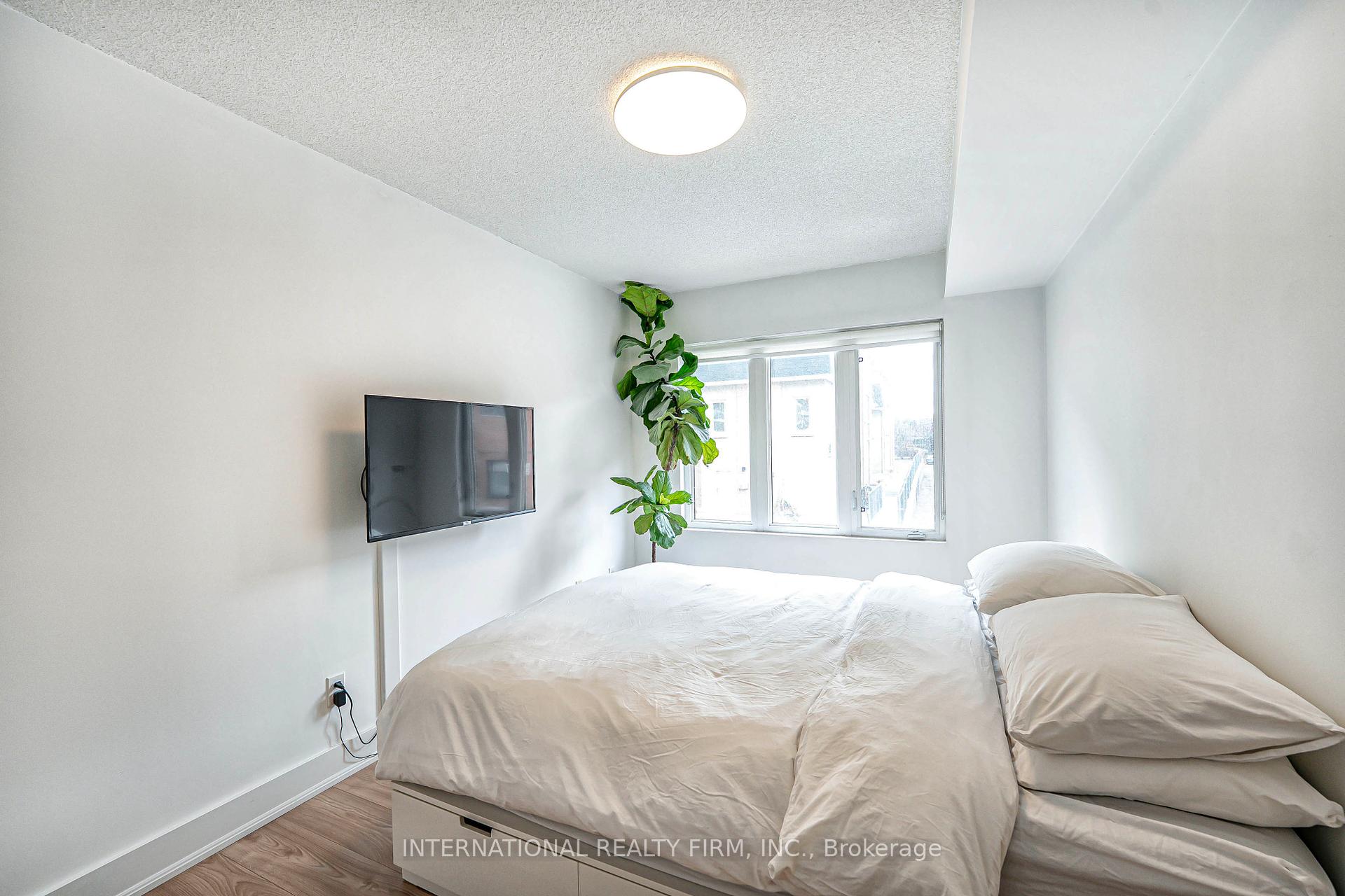 3 Bedrooms Condo at 1 Ruttan, Toronto For sale