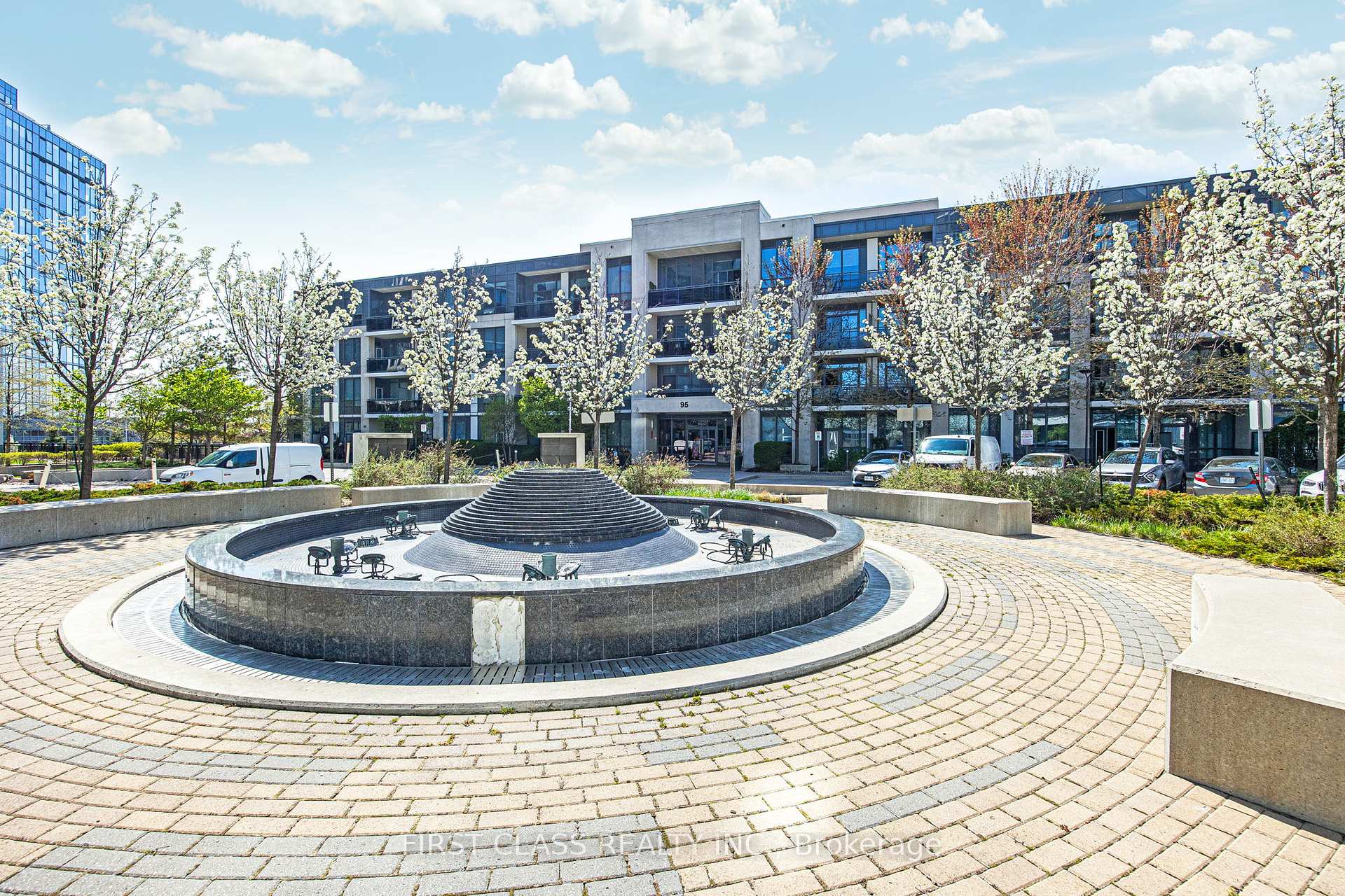 2 Bedrooms Condo at 95 North Park, Vaughan For sale