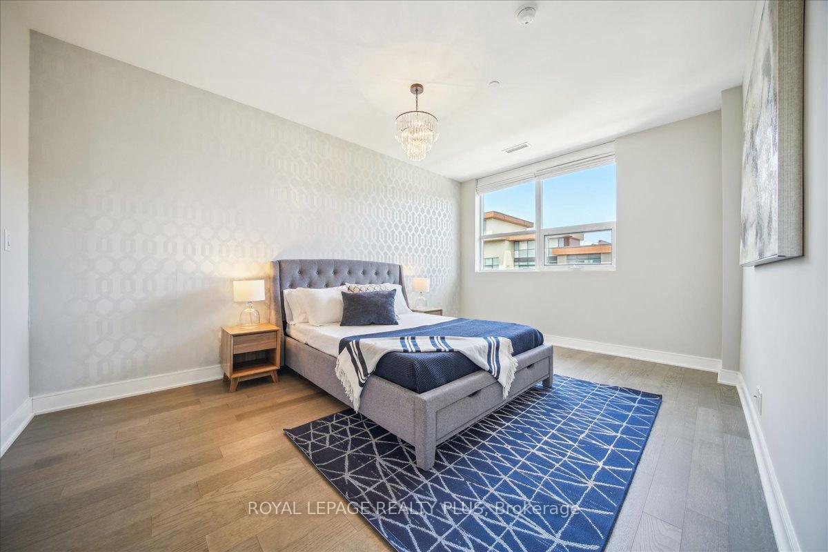 3 Bedrooms Condo at 1575 Lakeshore, Mississauga For sale