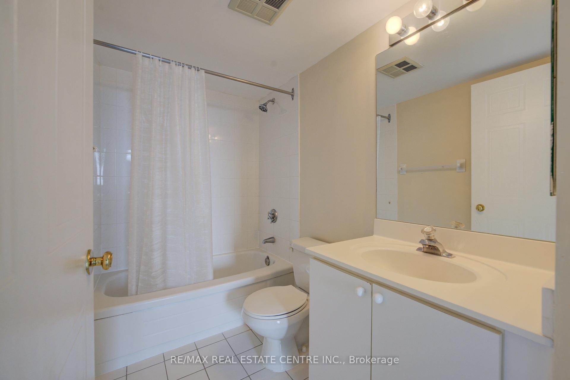 2 Bedrooms Condo at 135 Hillcrest, Mississauga For sale