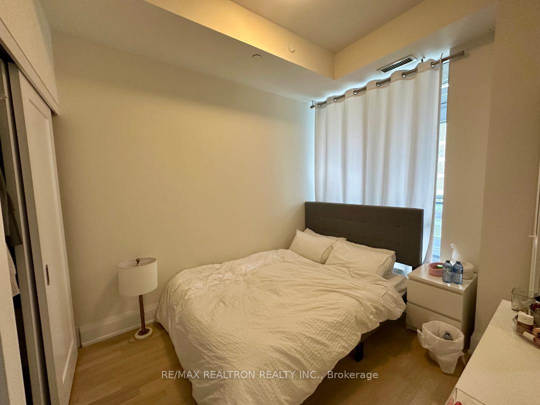 2 Bedrooms Condo at 88 Cumberland, Toronto For sale