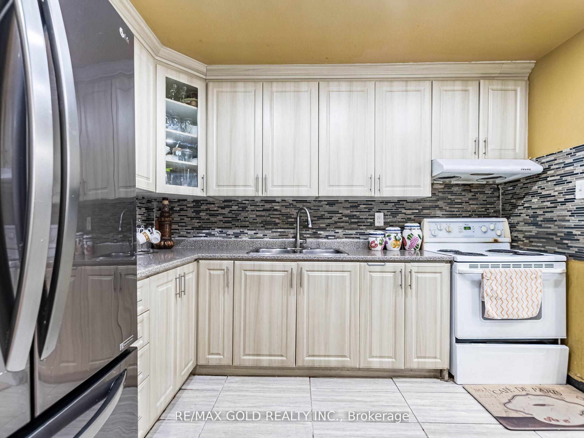 3 Bedrooms Condo at 3555 Derry, Mississauga For sale