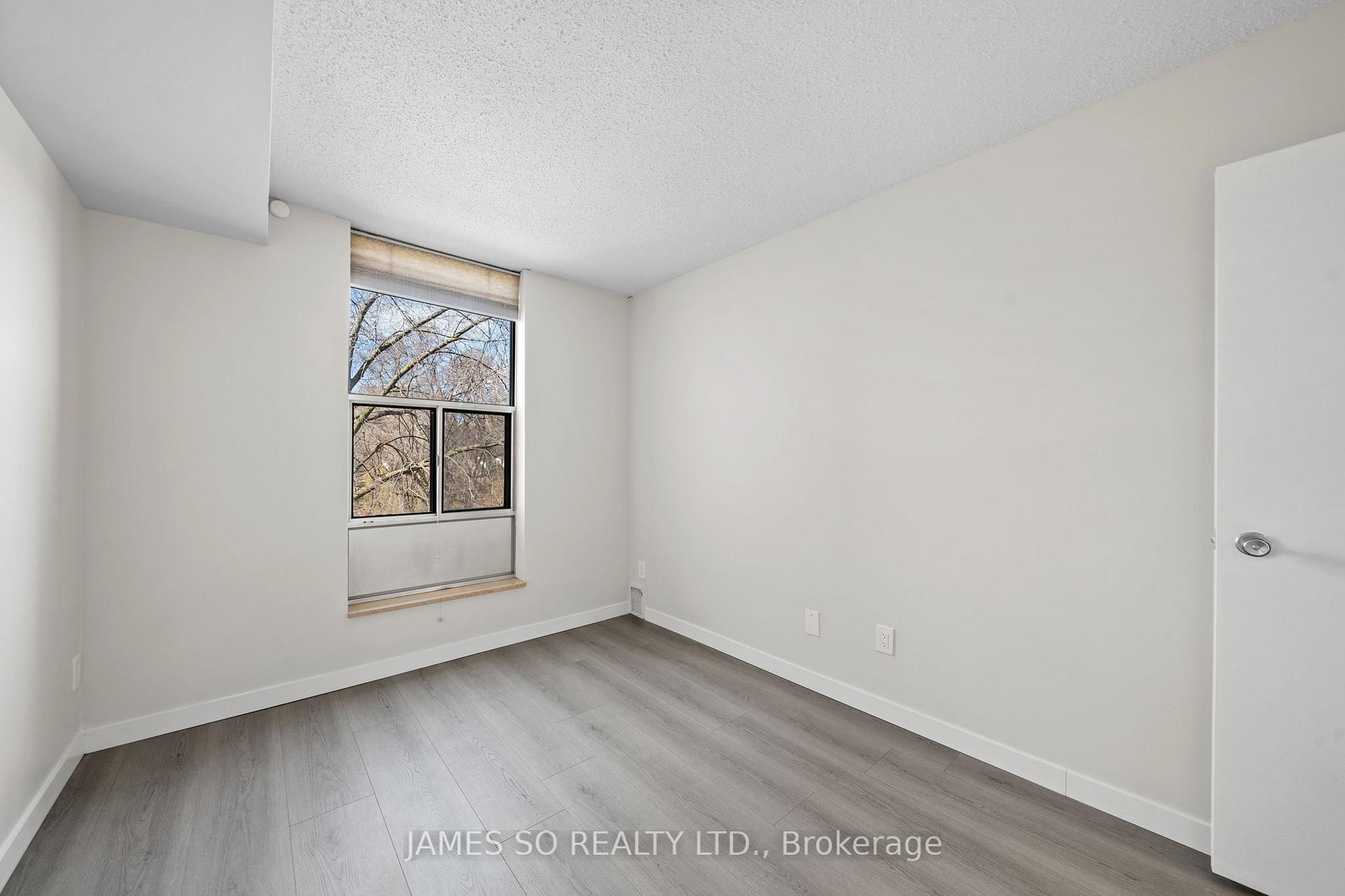 3 Bedrooms Condo at 20 Fashion Roseway,  Toronto For sale